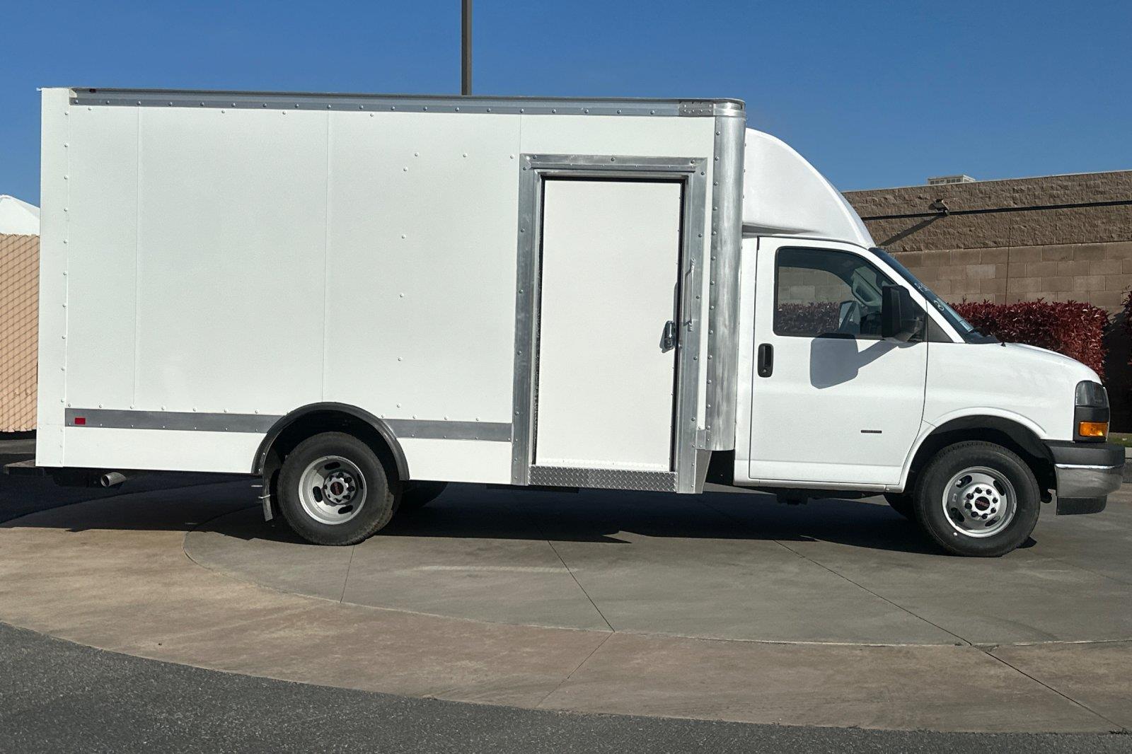 2023 Gmc Savana Cutaway photo 2