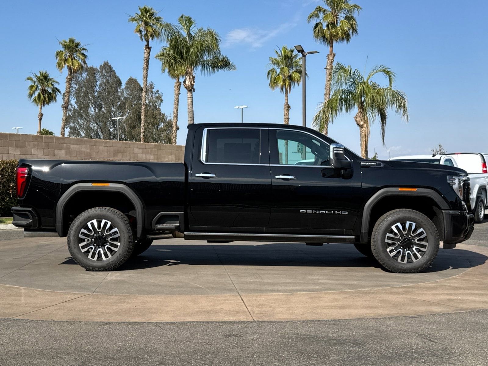 2026 GMC Sierra 2500HD Denali Ultimate - Photo 2