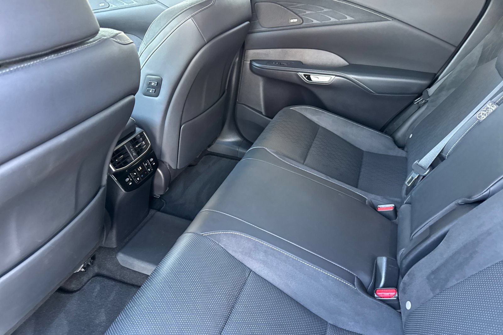 2024 Lexus RX PHEV 450h+ - Photo 13