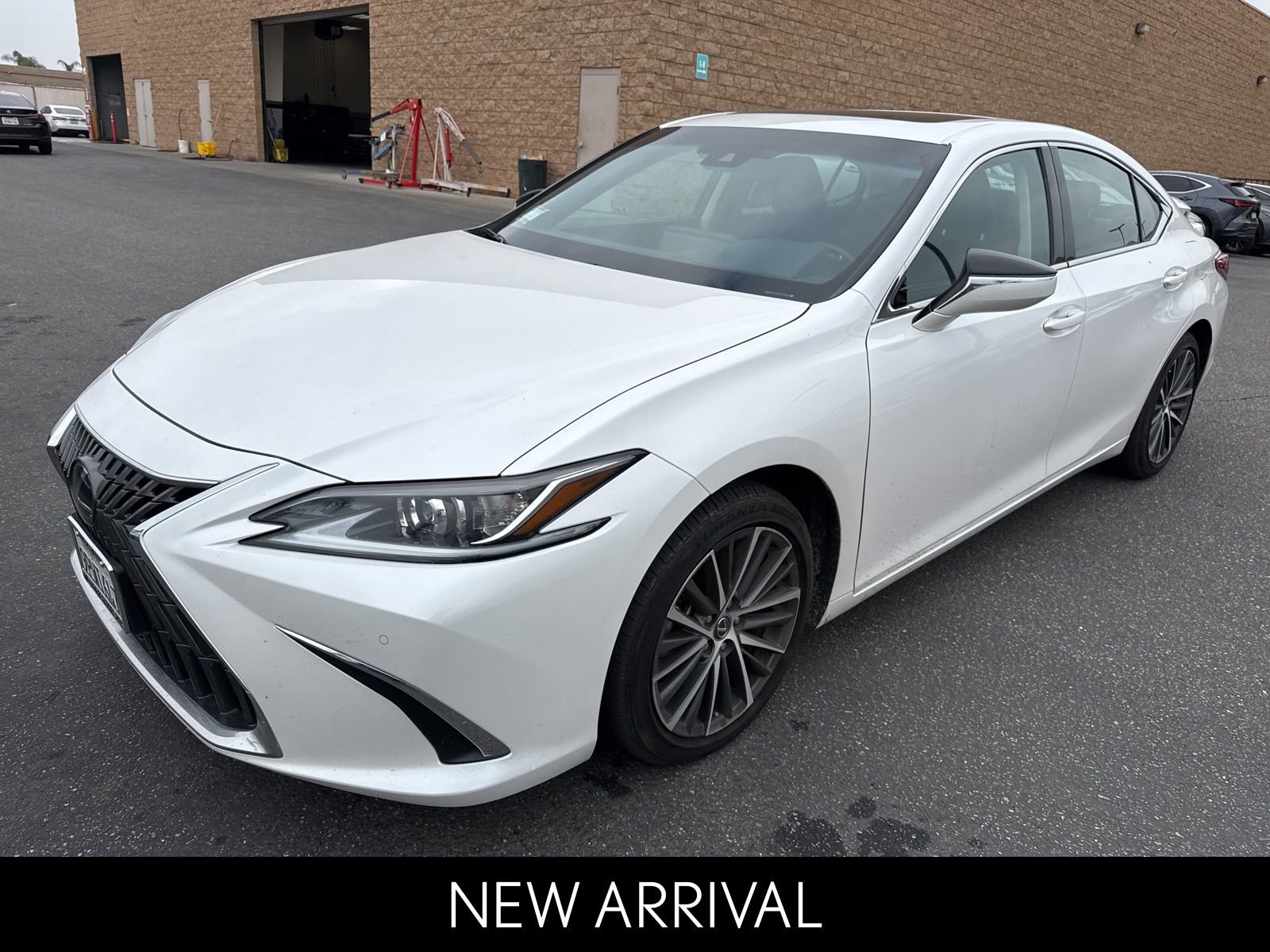 2025 Lexus ES Hybrid 300h's photo