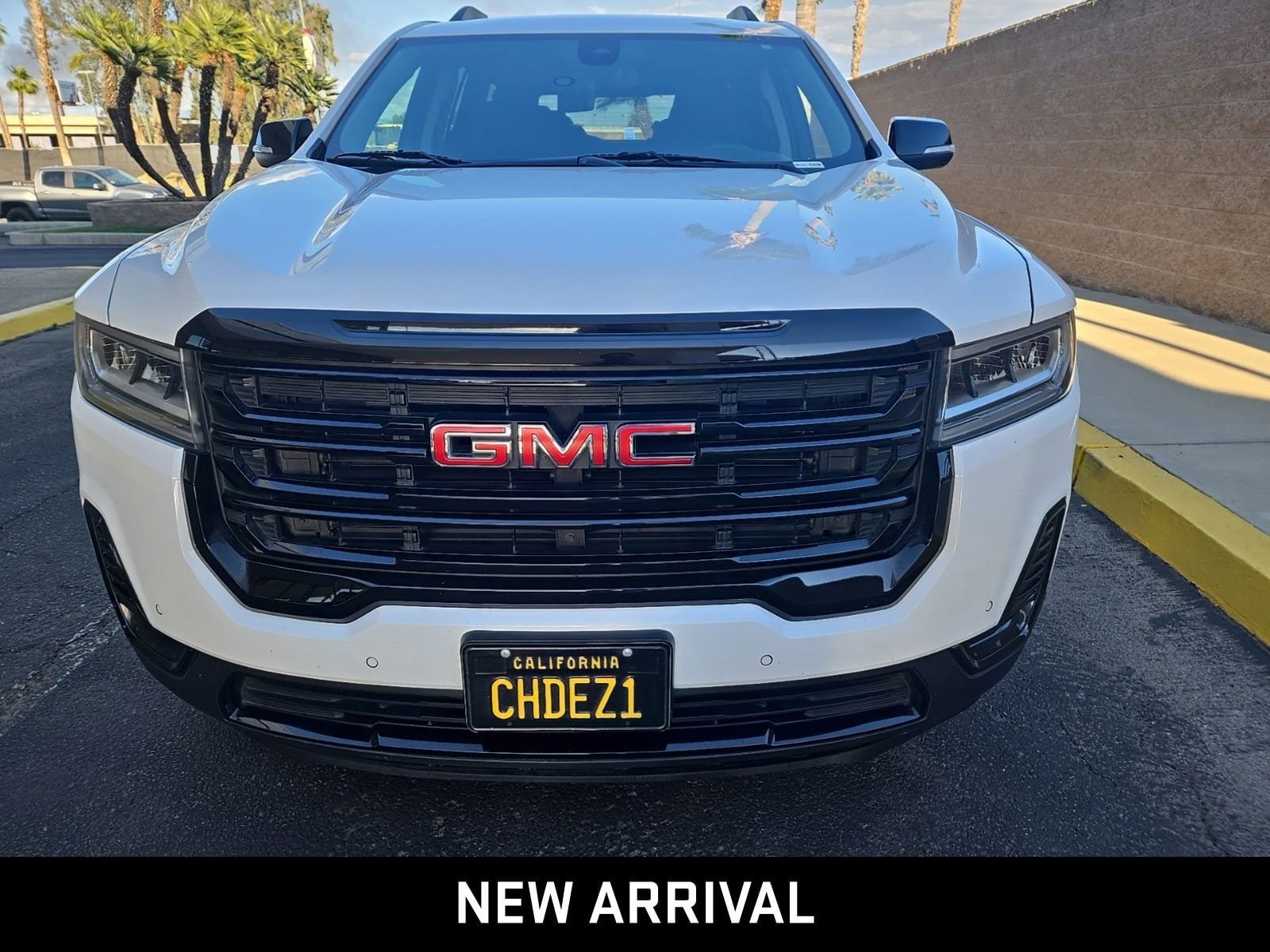 2023 GMC Acadia SLE photo 2