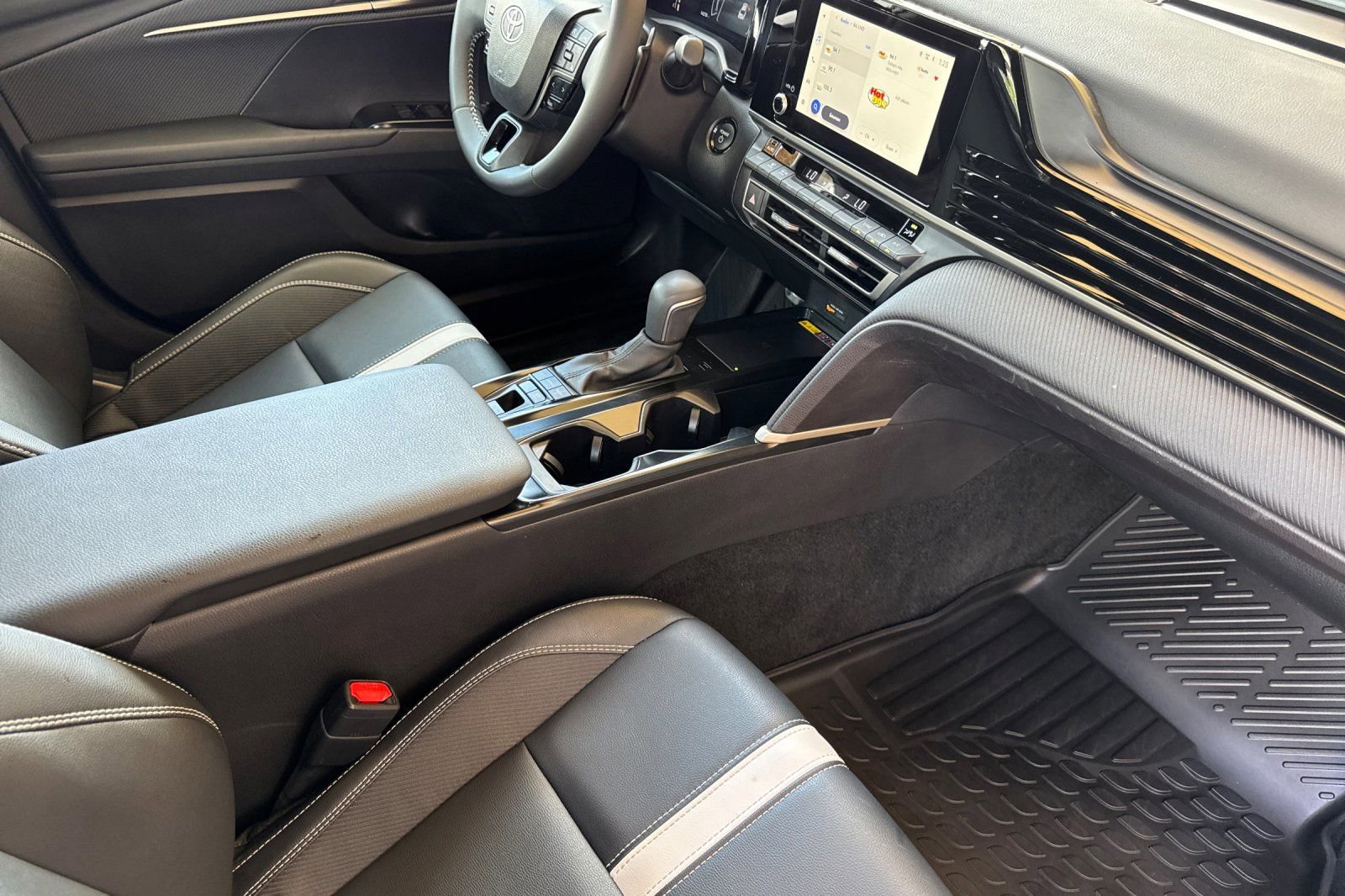 2026 Toyota Camry SE - Photo 16