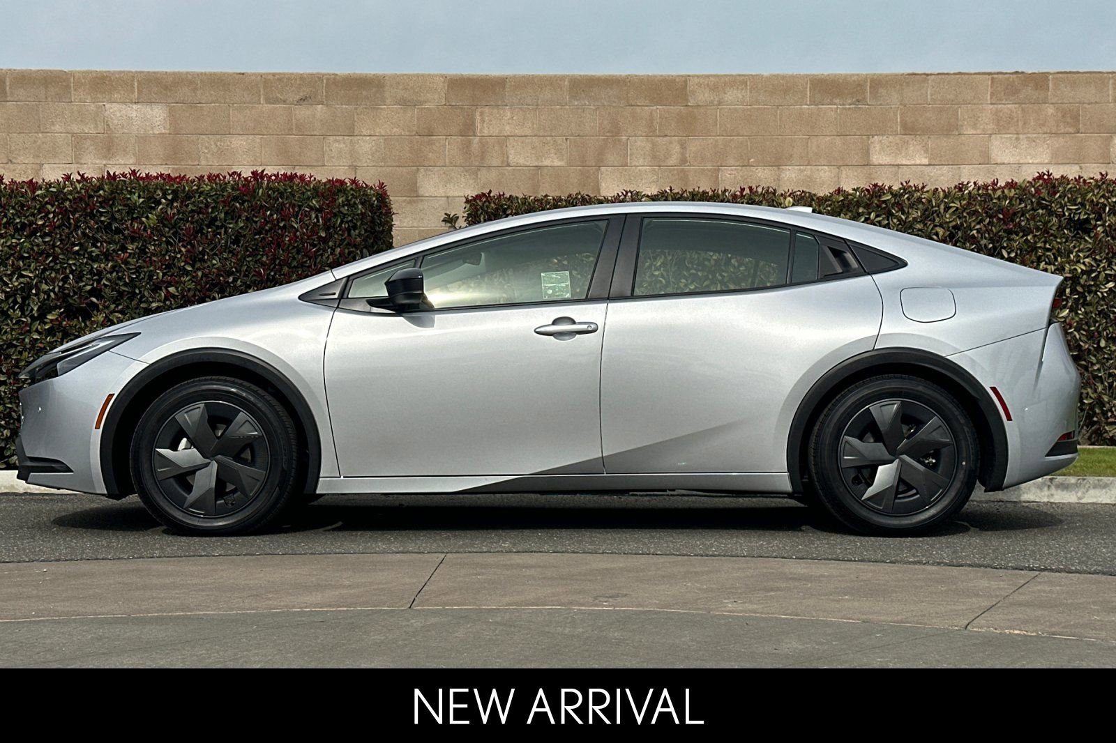 2025 Toyota Prius LE photo 6