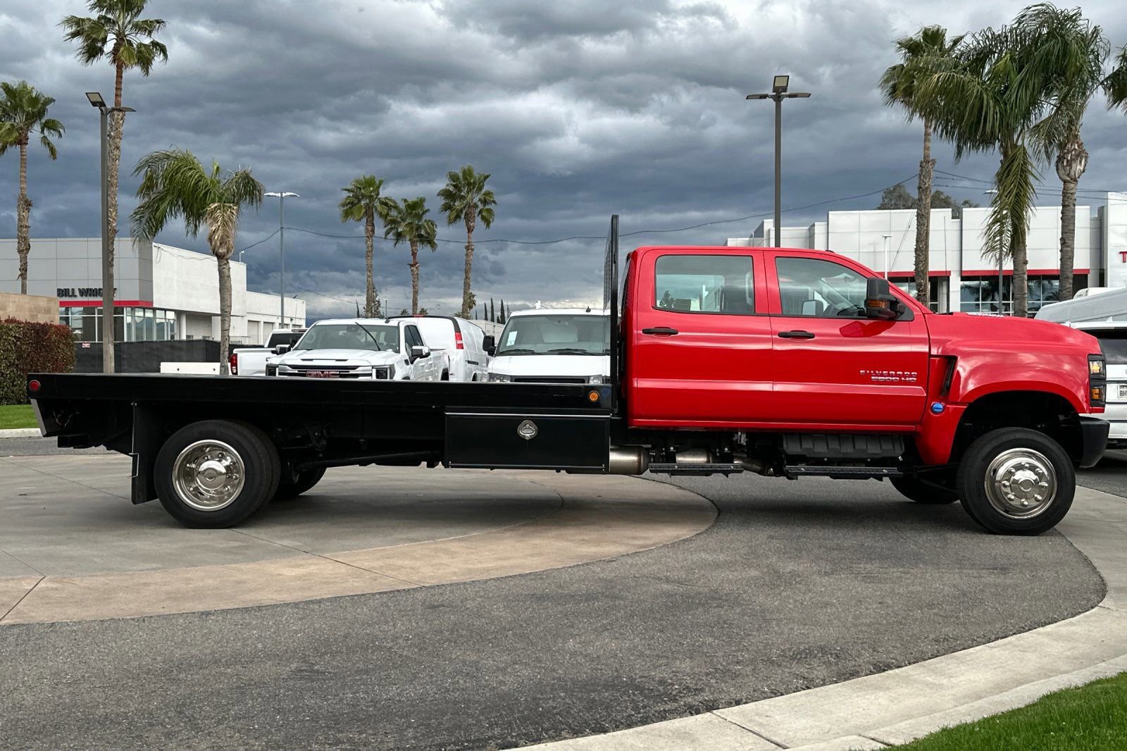 2024 Chevrolet Silverado 5500 HD LT photo 2