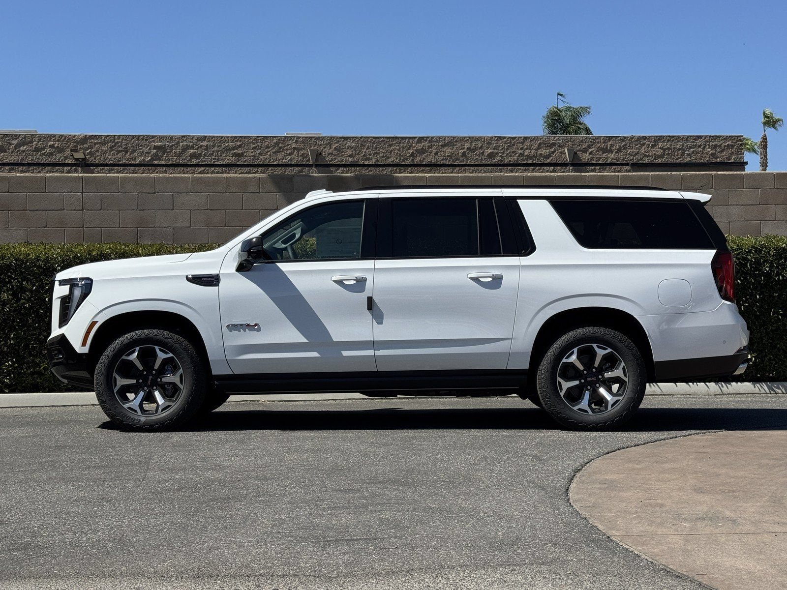 2026 GMC Yukon XL AT4 - Photo 7