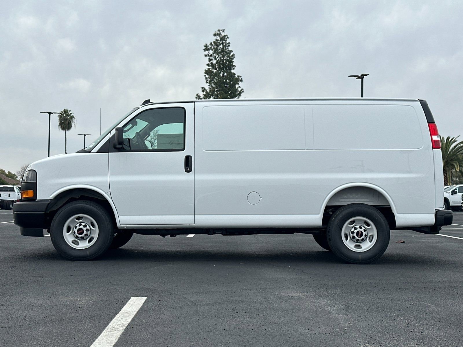 2025 GMC Savana Cargo Work Van photo 5