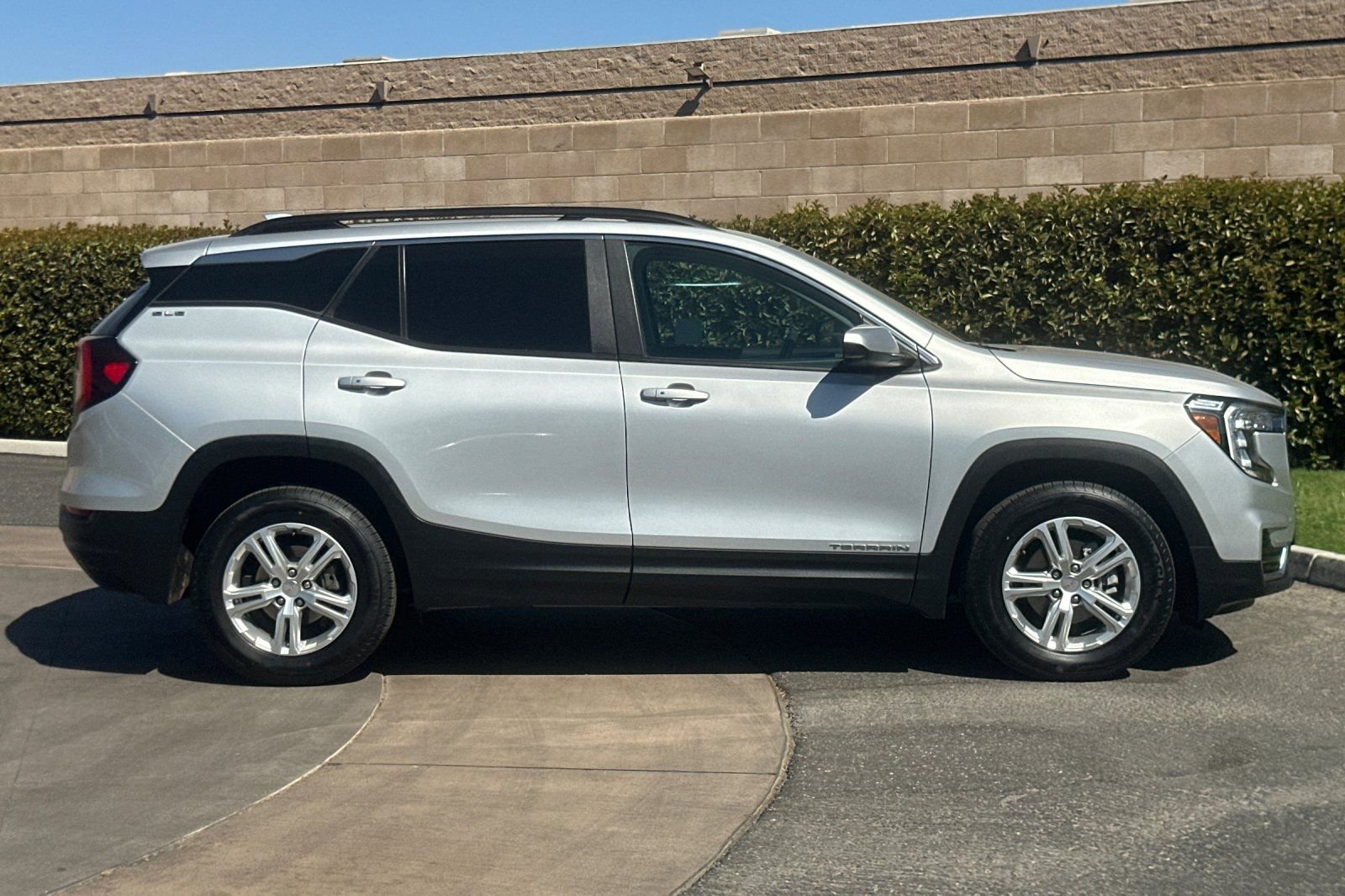 2022 Gmc Terrain SLE photo 2