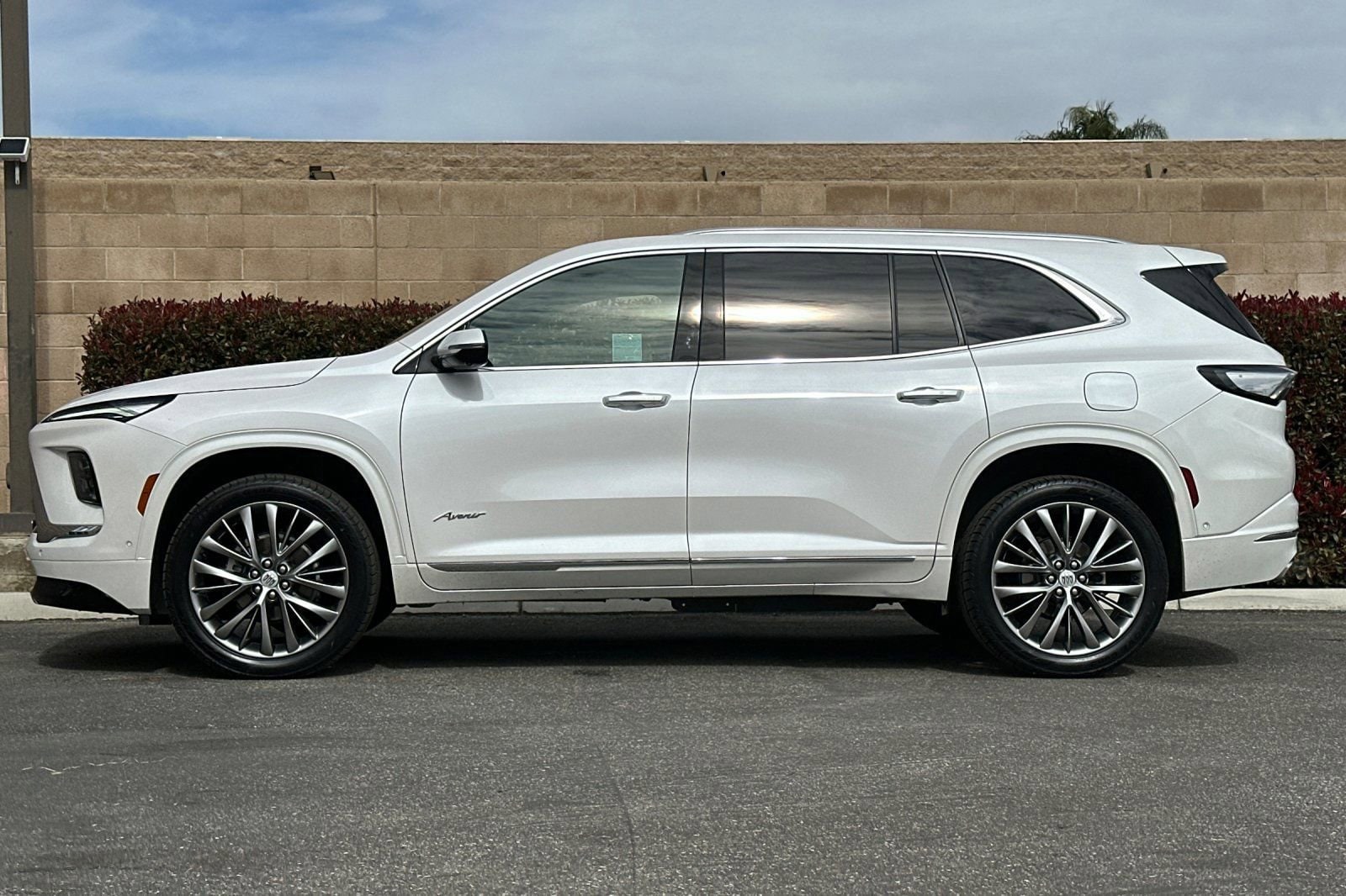 2025 Buick Enclave Avenir photo 6