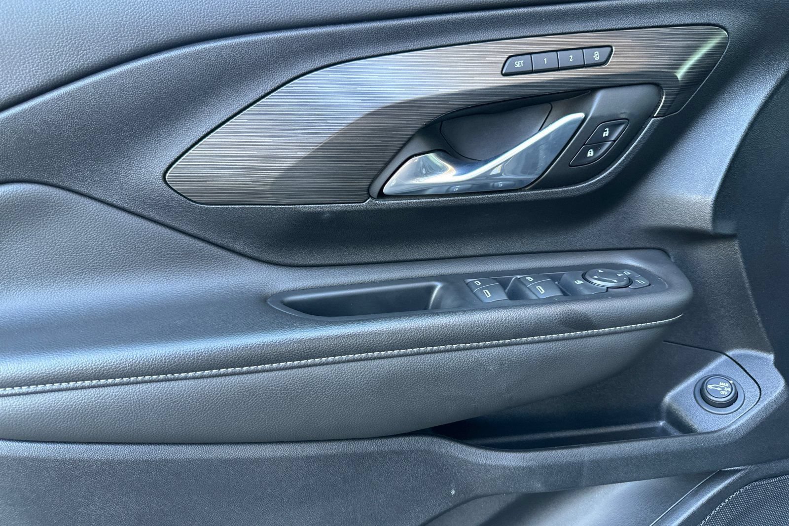 2023 GMC Terrain SLT - Photo 11