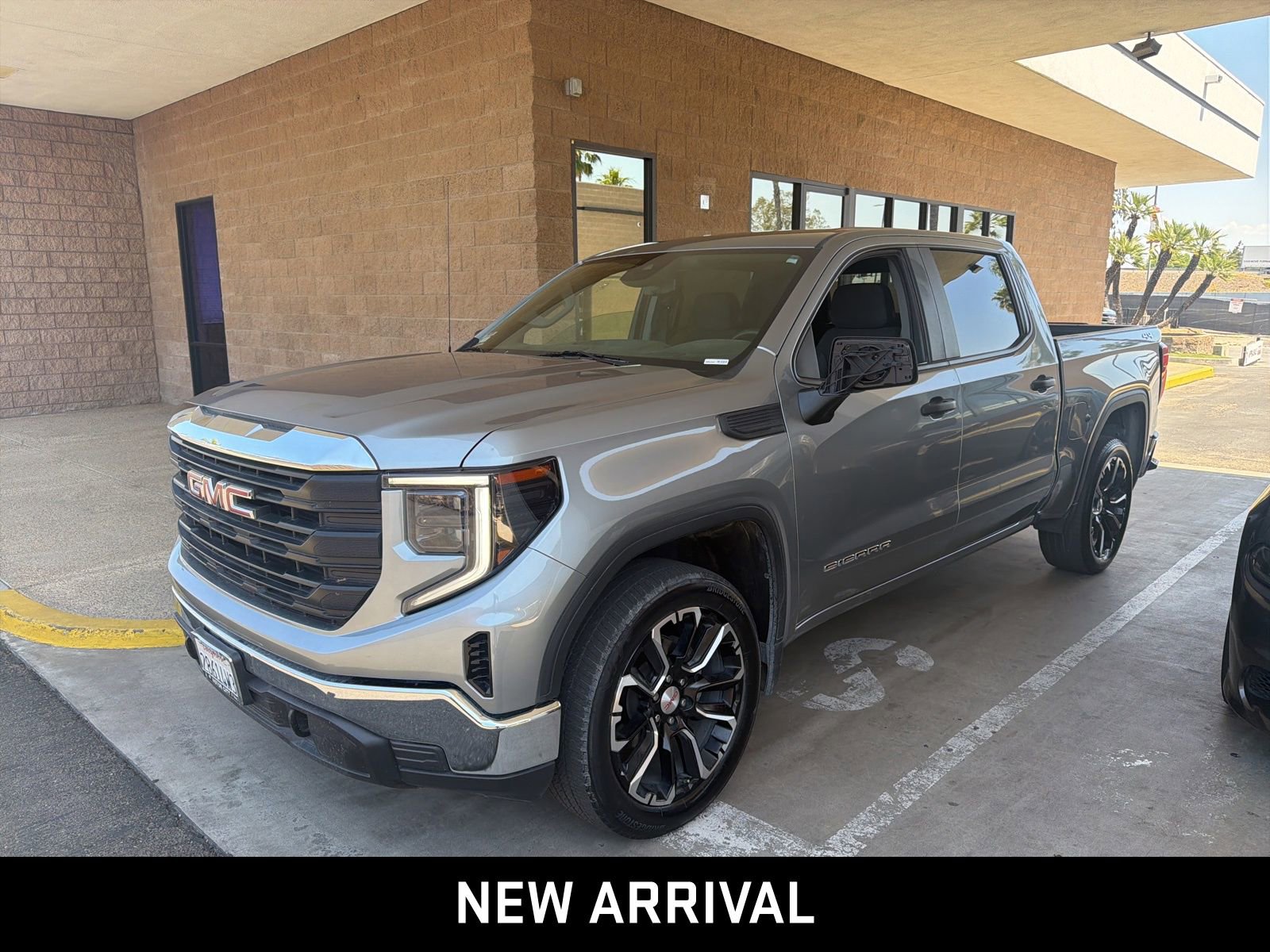 2023 GMC Sierra 4WD Crew Cab Short Box Pro's photo