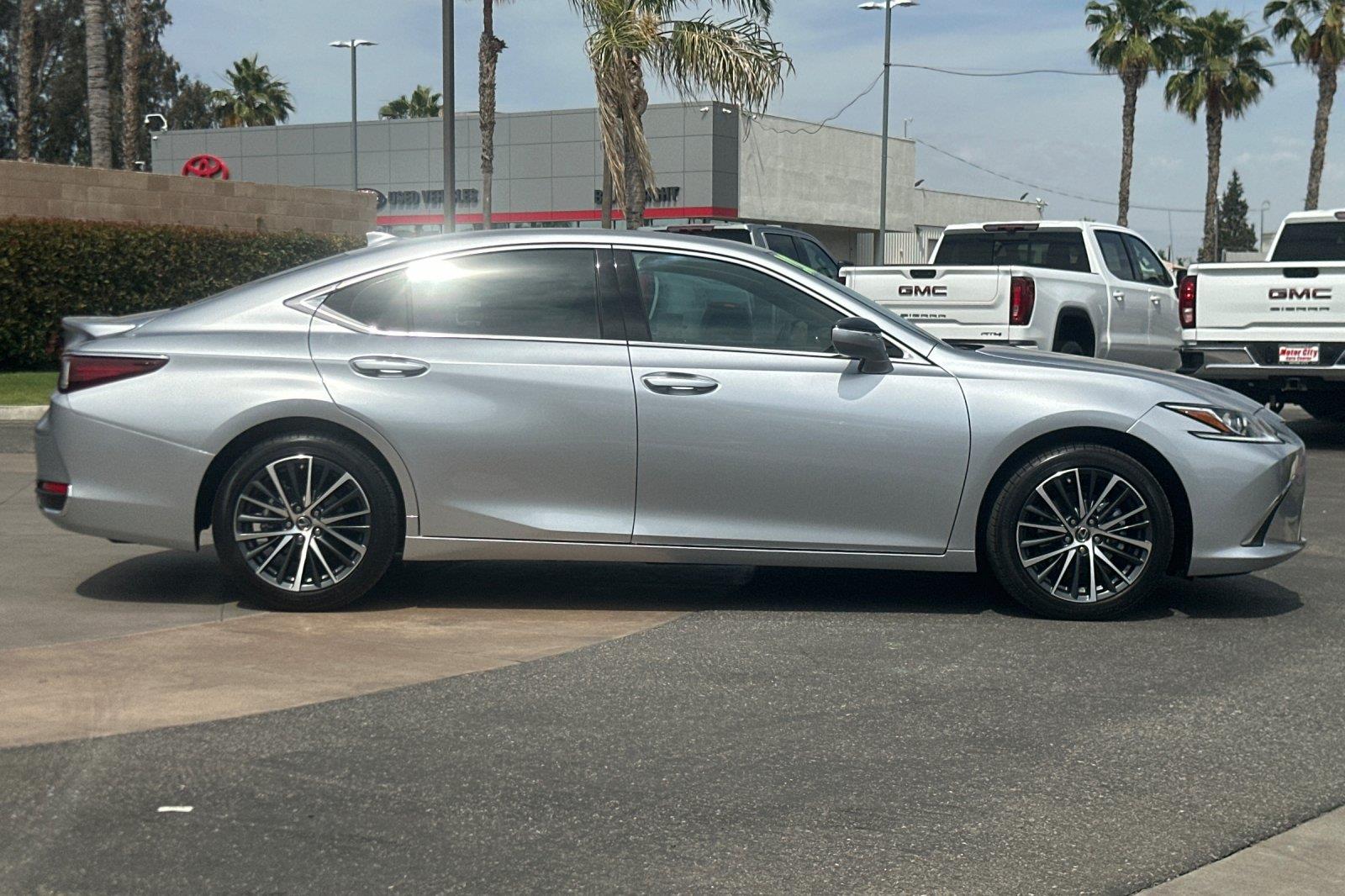 2025 Lexus ES 300h F SPORT Design photo 3