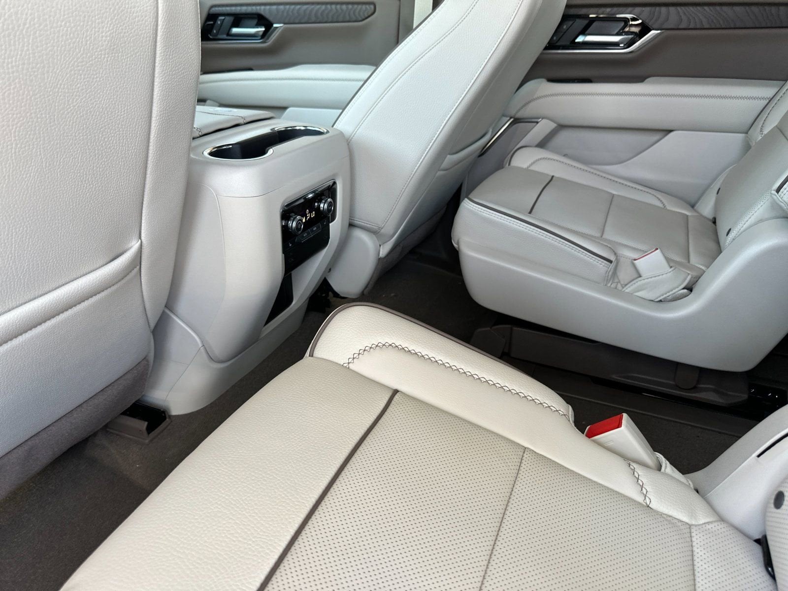 2026 GMC Yukon Denali - Photo 12