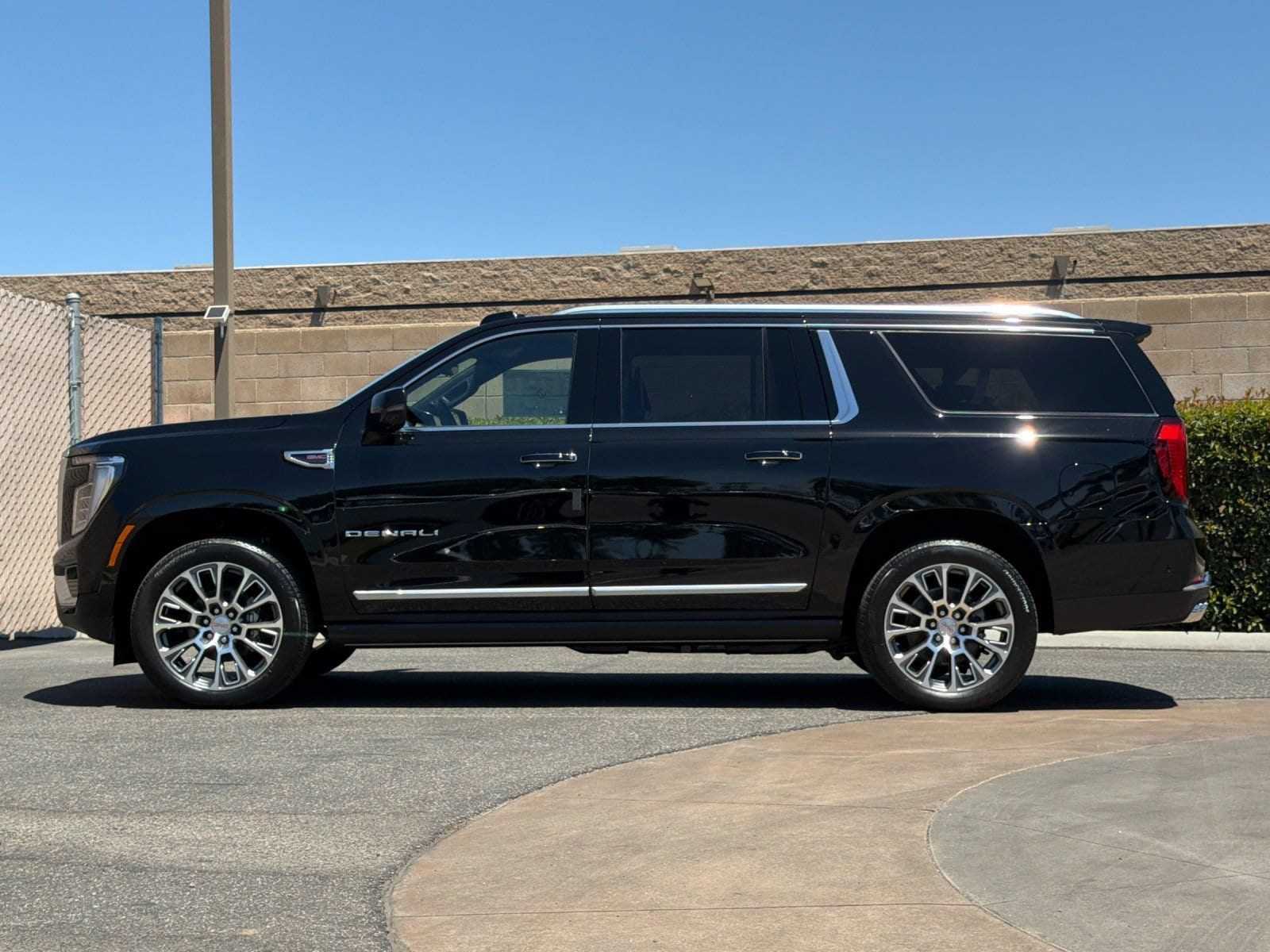 2026 GMC Yukon XL Denali - Photo 6