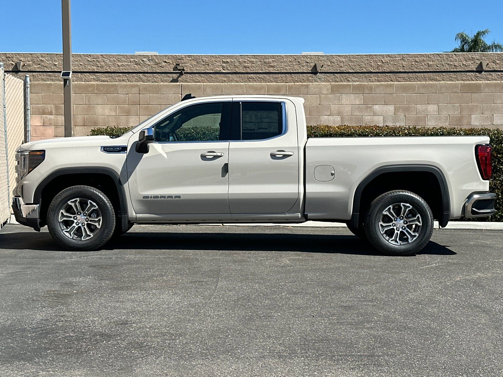 2026 GMC Sierra 1500 SLE photo 5