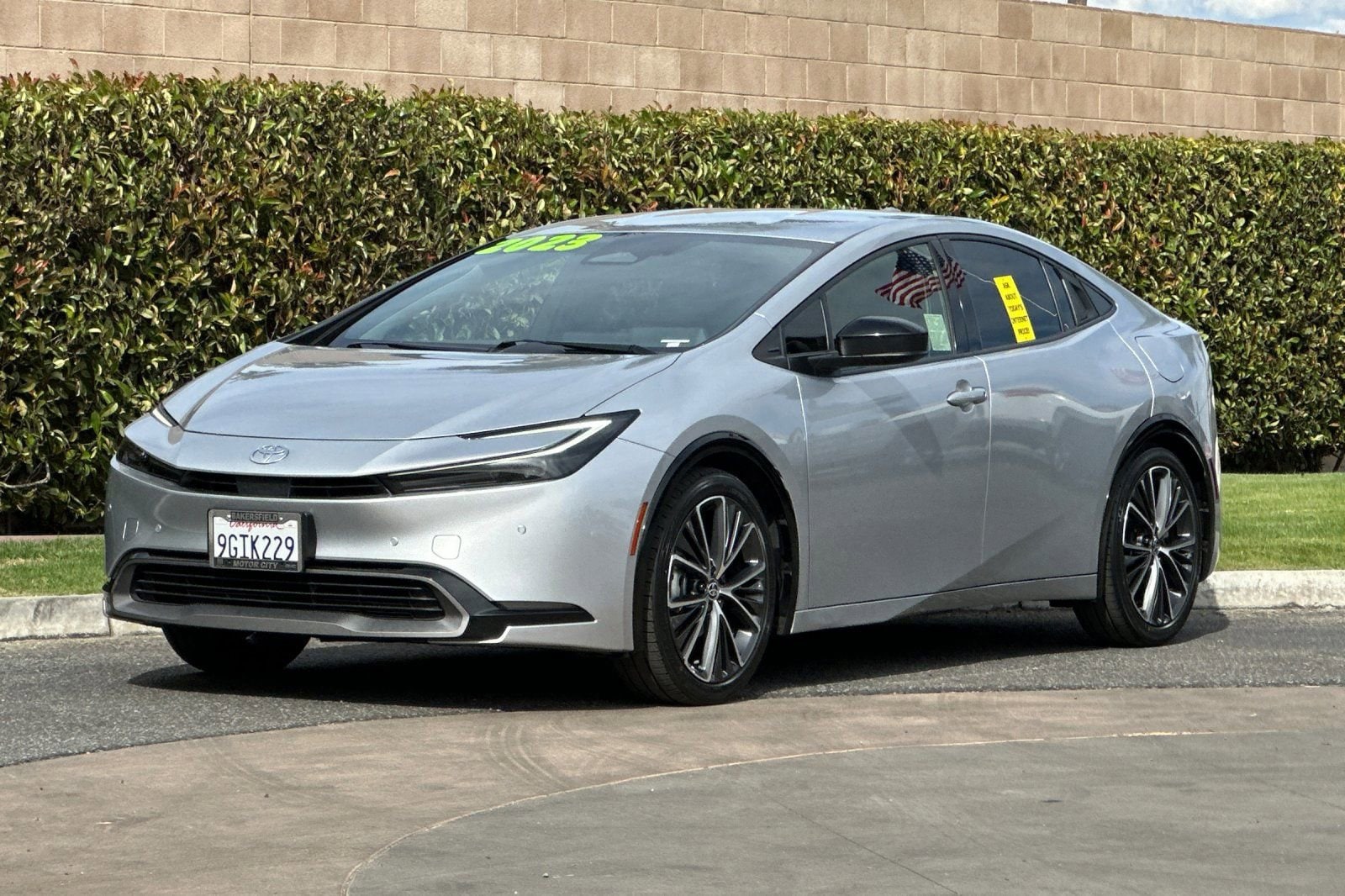 2023 Toyota Prius LE photo 3