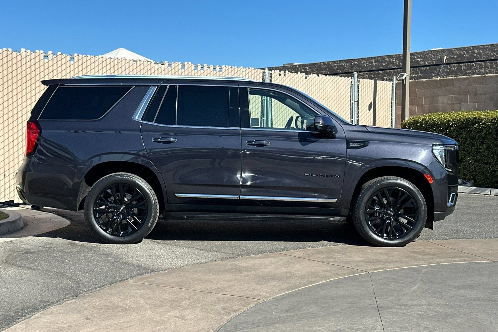 2023 GMC Yukon SLT - Photo 3