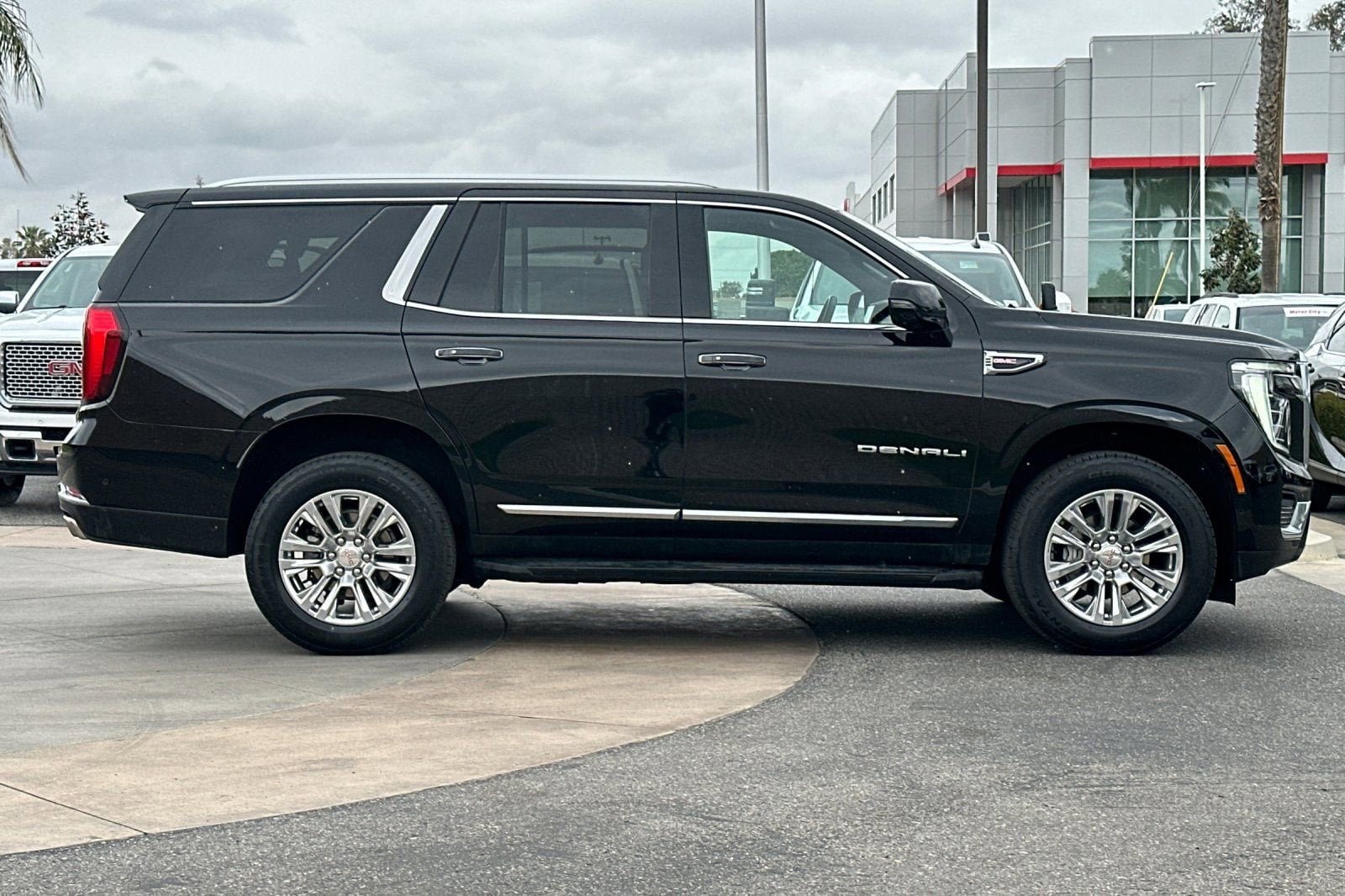 2025 GMC Yukon Denali photo 2