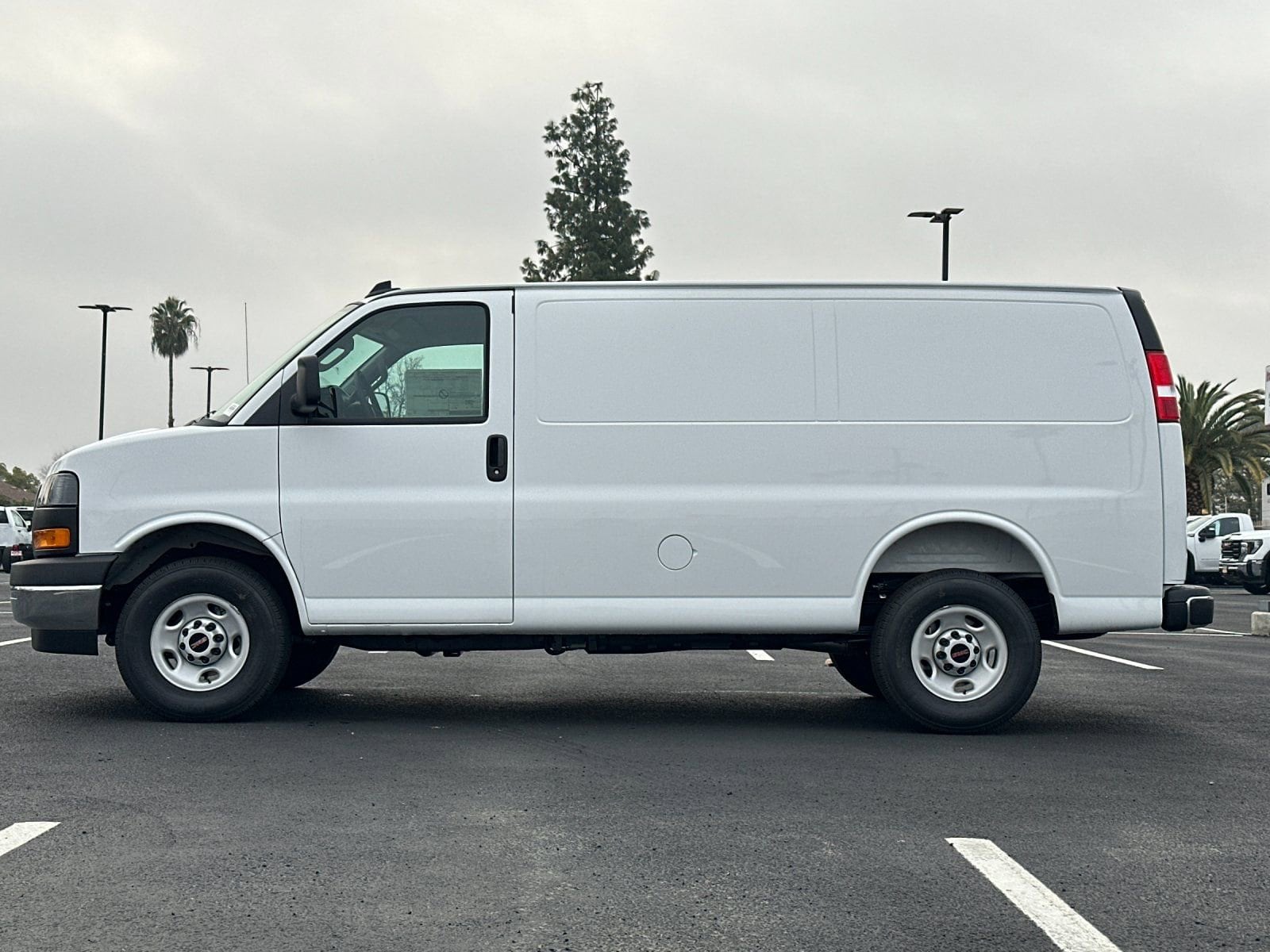2025 GMC Savana Cargo Work Van photo 5