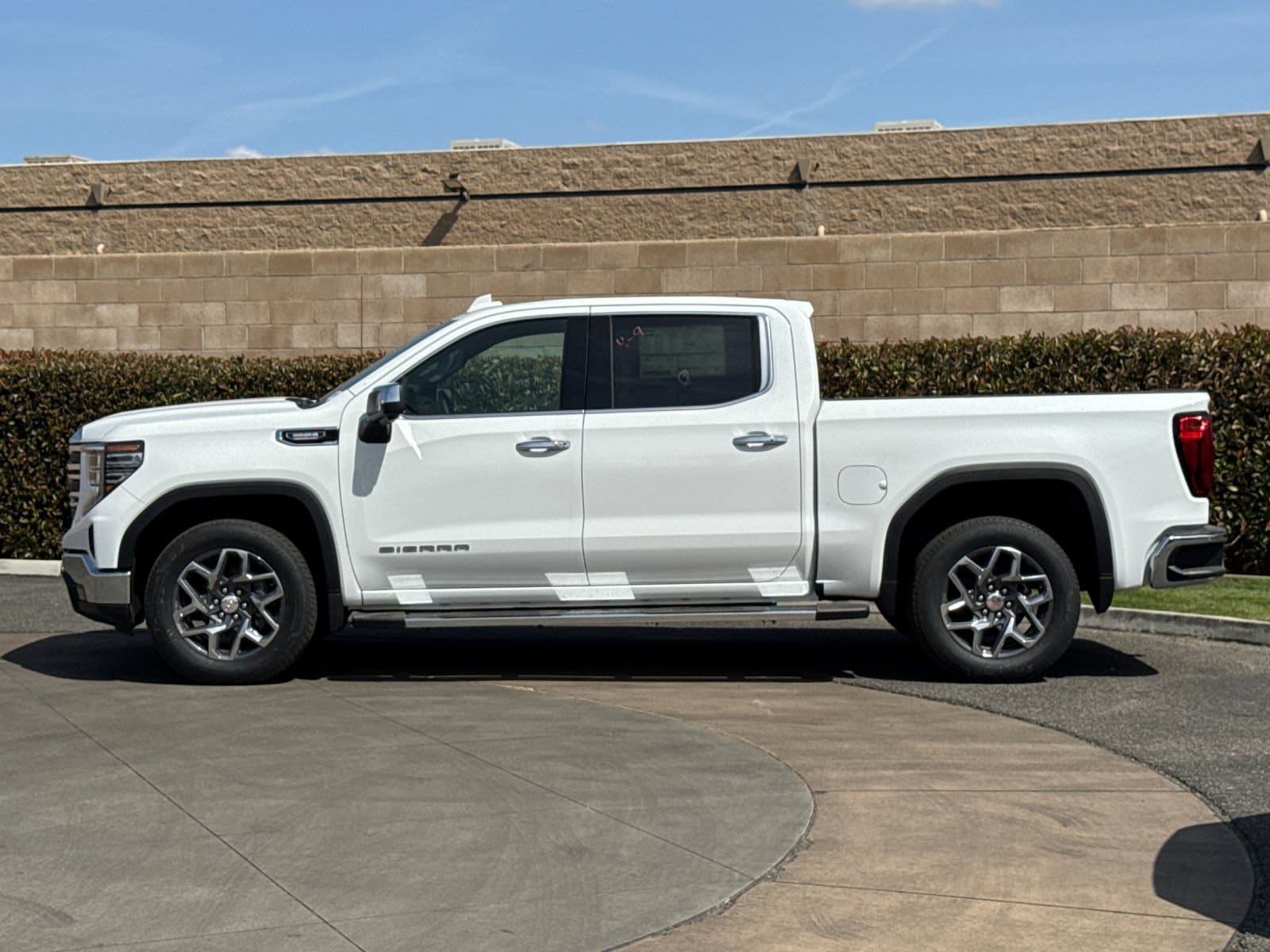 2026 GMC Sierra 1500 SLT photo 5