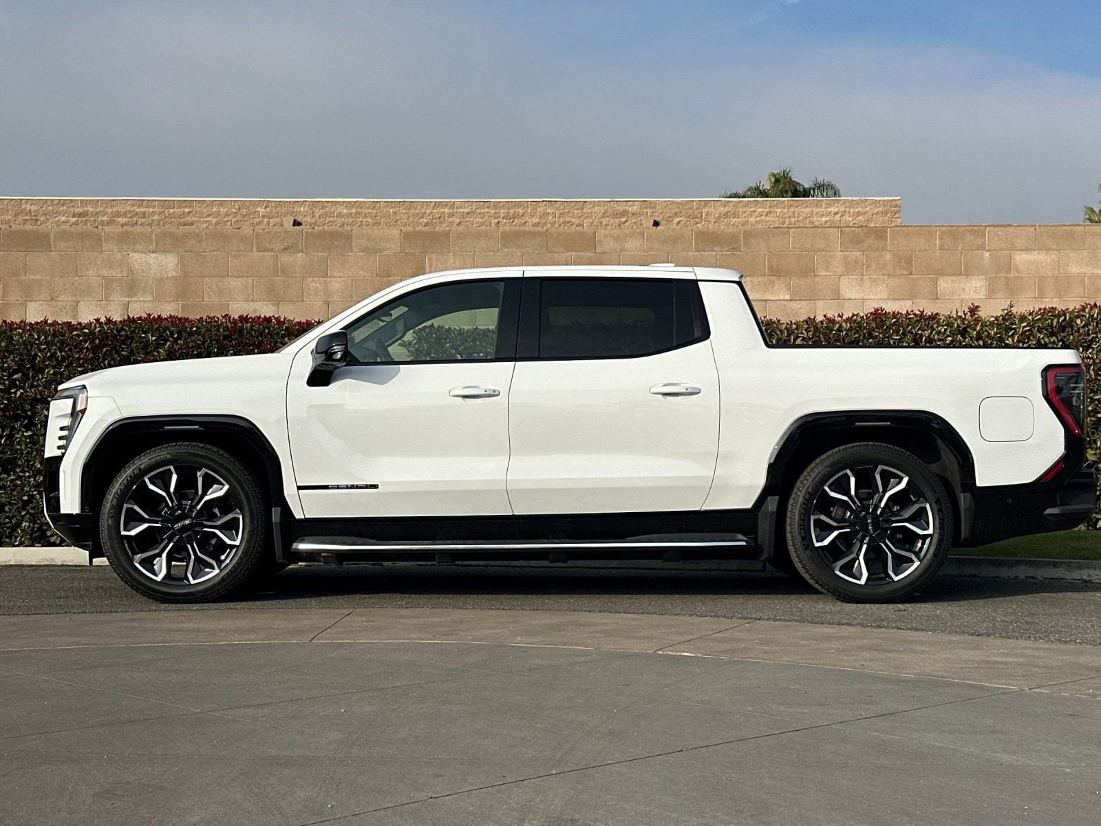 2025 GMC Sierra EV Denali - Photo 6