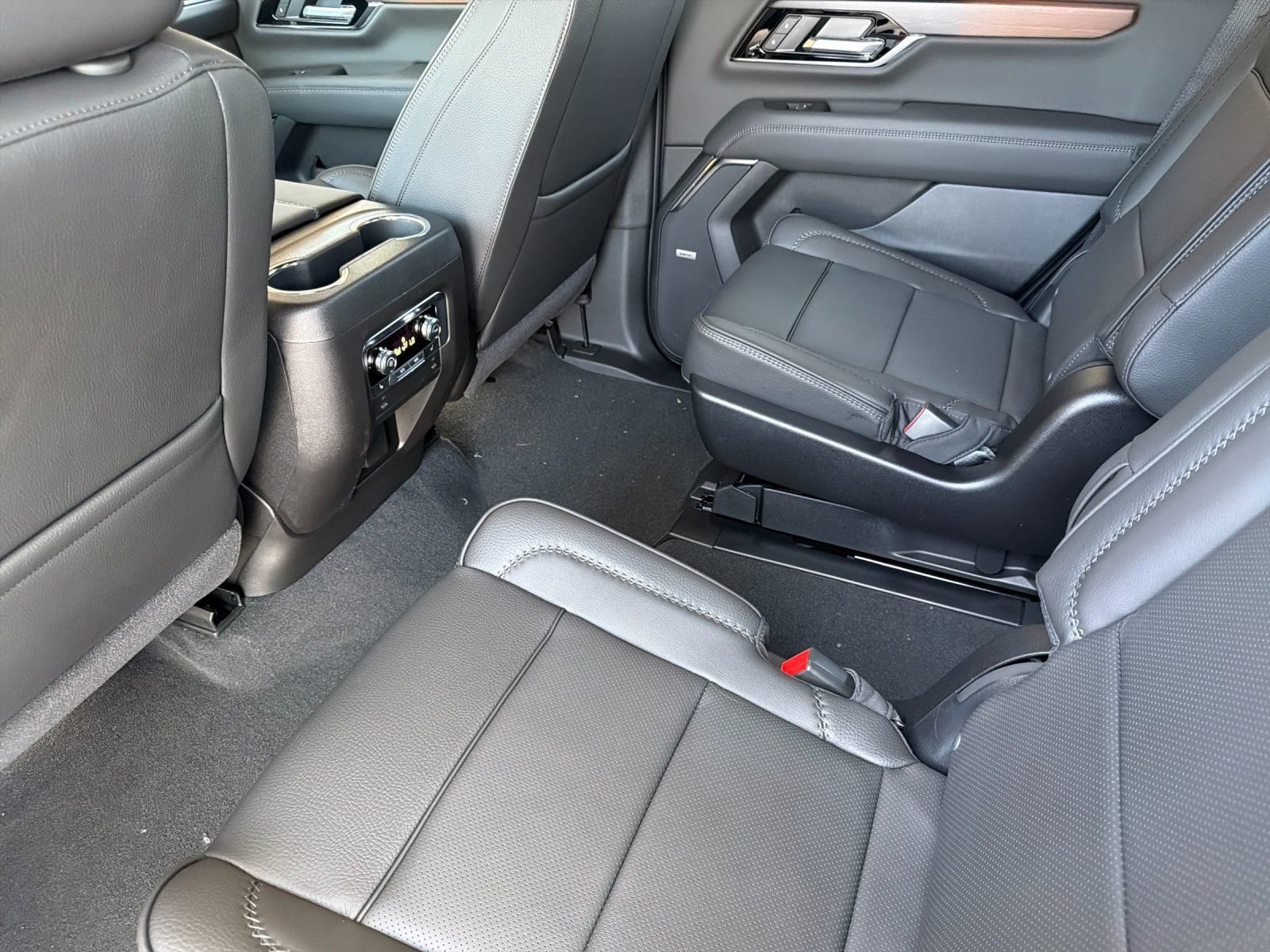 2026 GMC Yukon Denali - Photo 11
