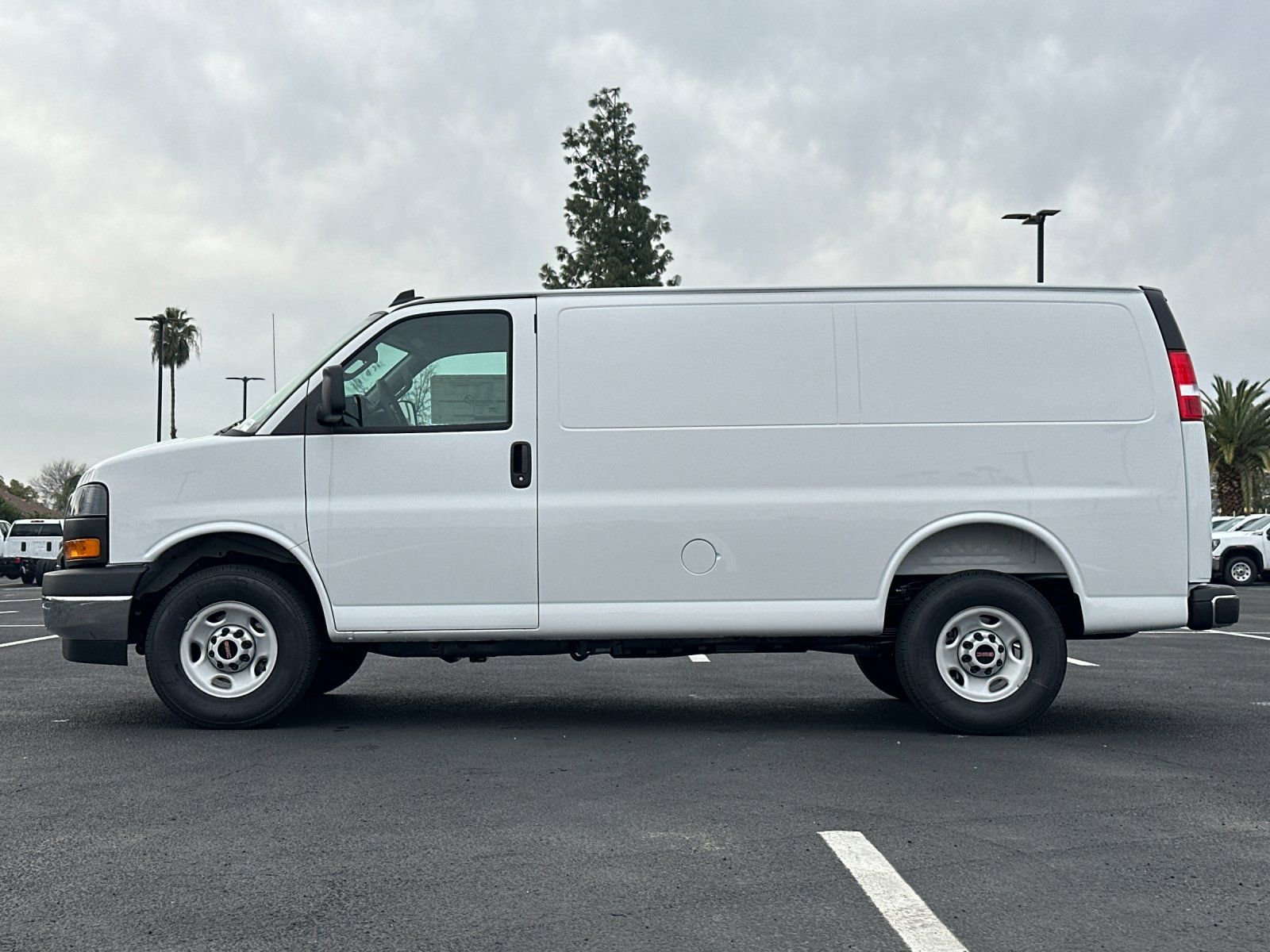 2025 GMC Savana Cargo Work Van photo 5
