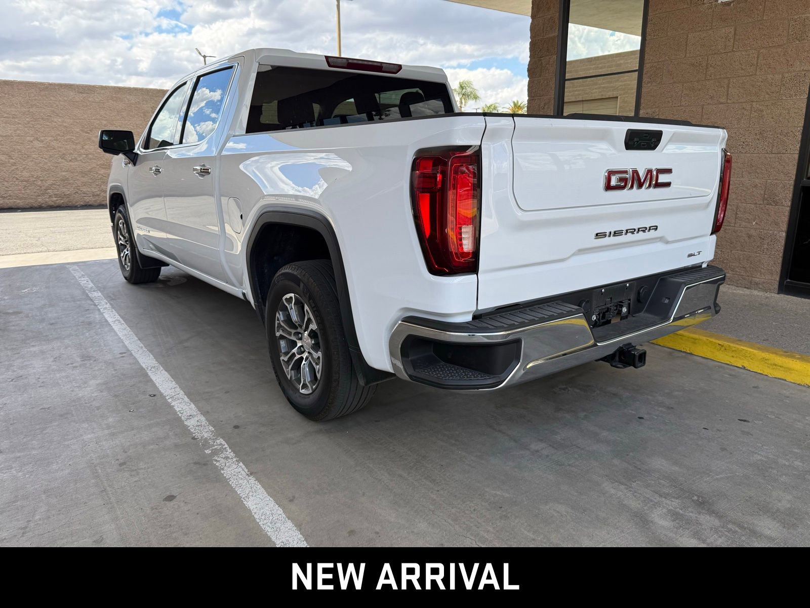 2025 GMC Sierra 1500 SLT photo 3