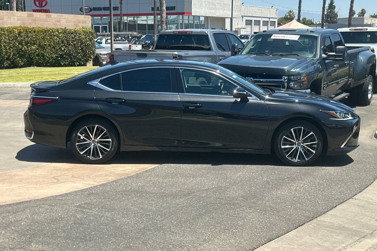 2024 Lexus ES 300h Premium photo 2