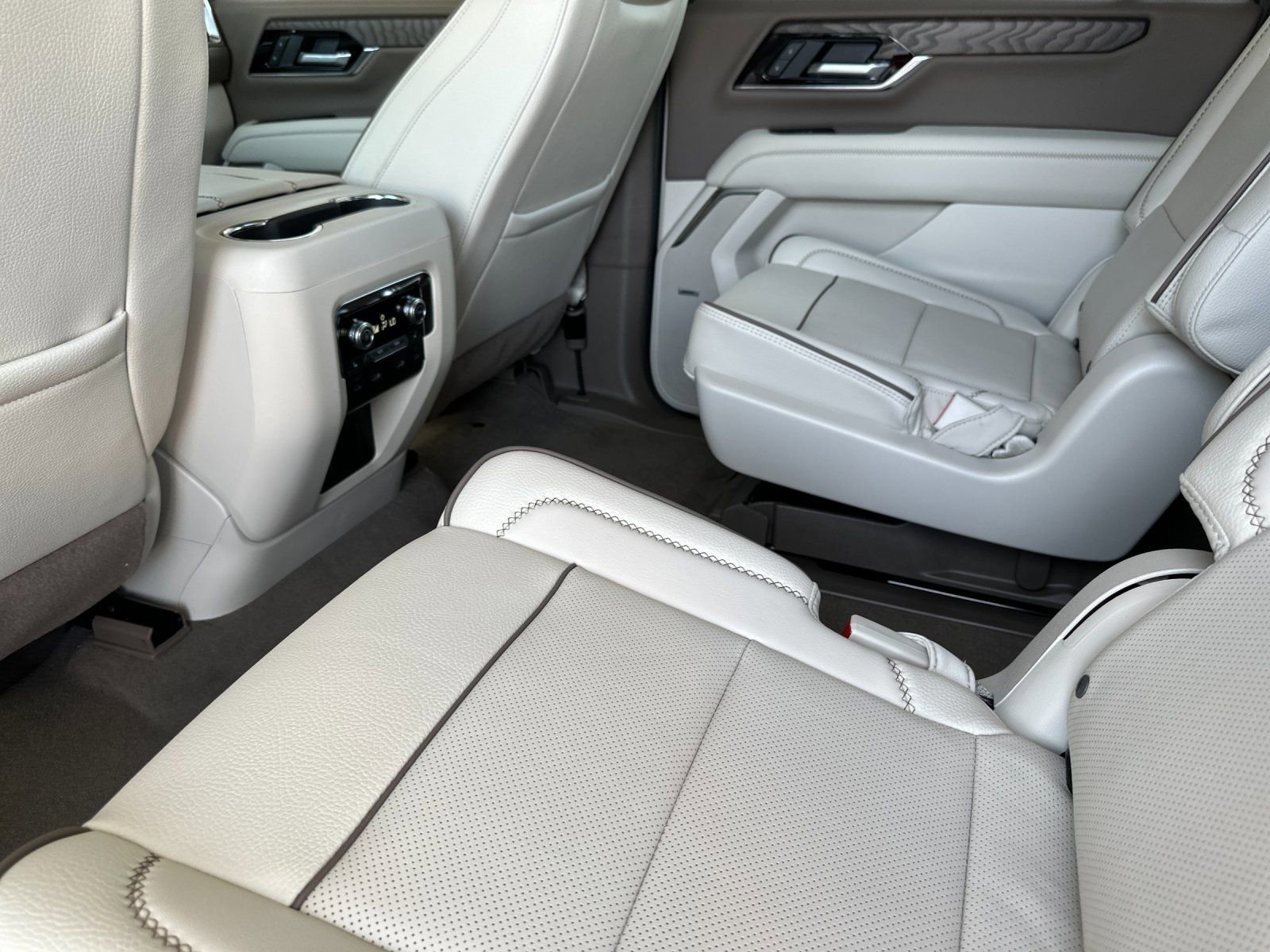 2026 GMC Yukon XL Denali - Photo 11