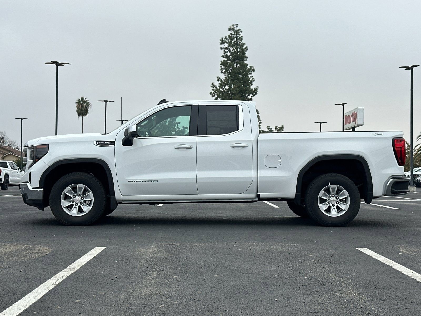 2025 GMC Sierra 1500 SLE photo 6