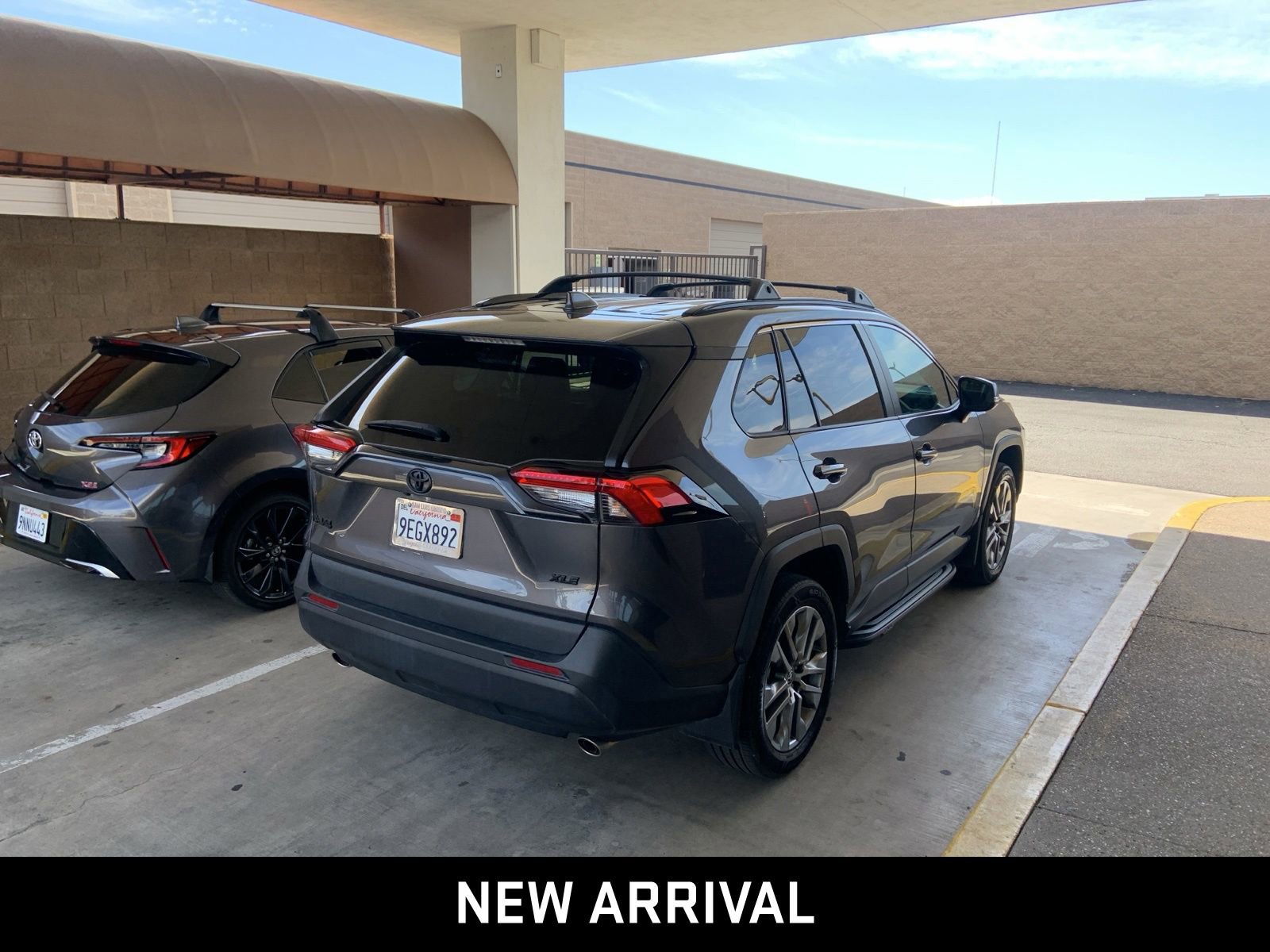 2022 Toyota RAV4 XLE Premium photo 4