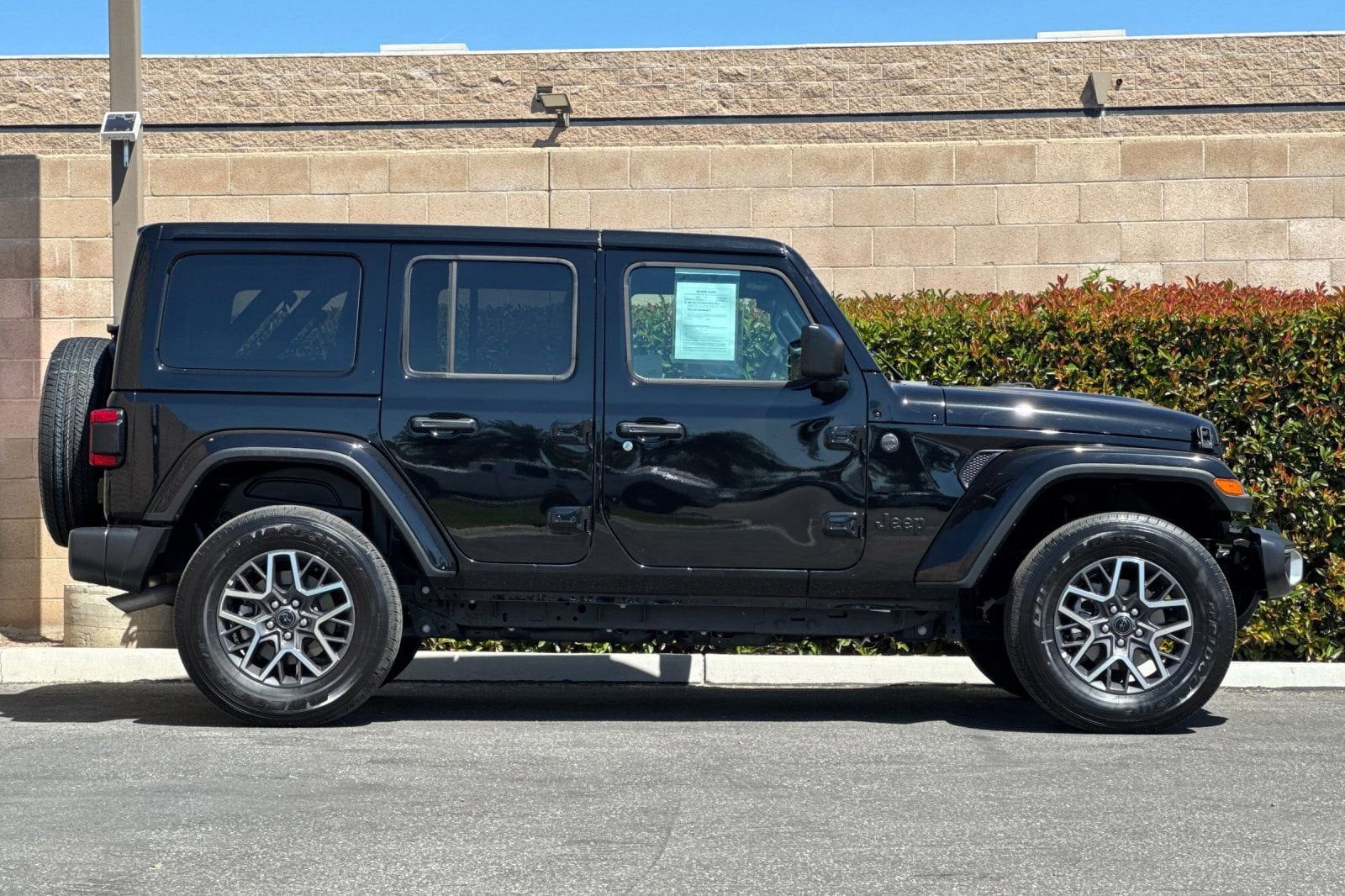 2025 Jeep Wrangler Sahara photo 2