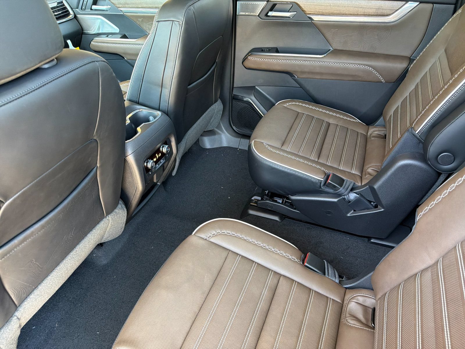 2026 GMC Acadia Denali Ultimate - Photo 11