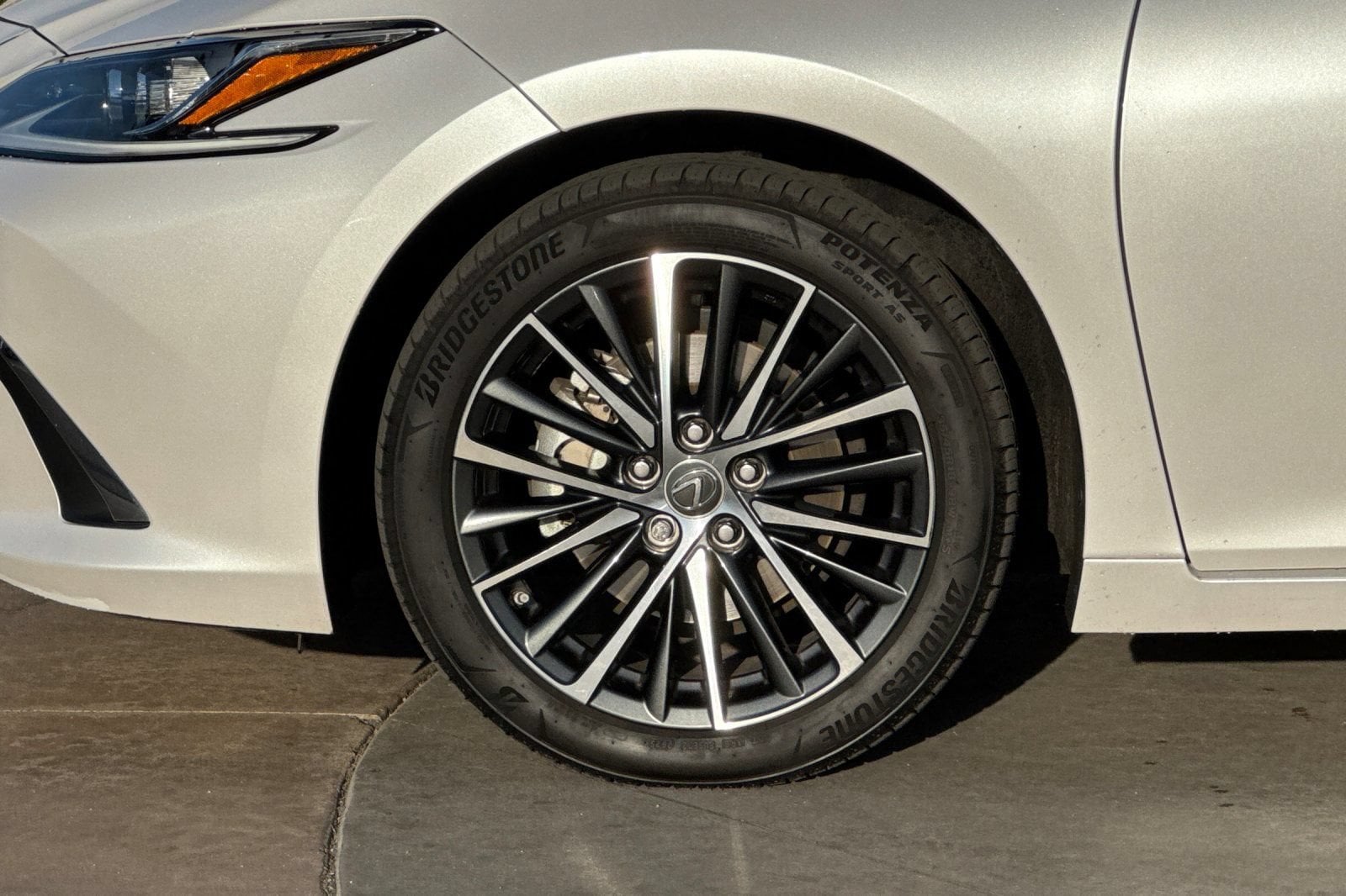 2024 Lexus ES 350 - Photo 26