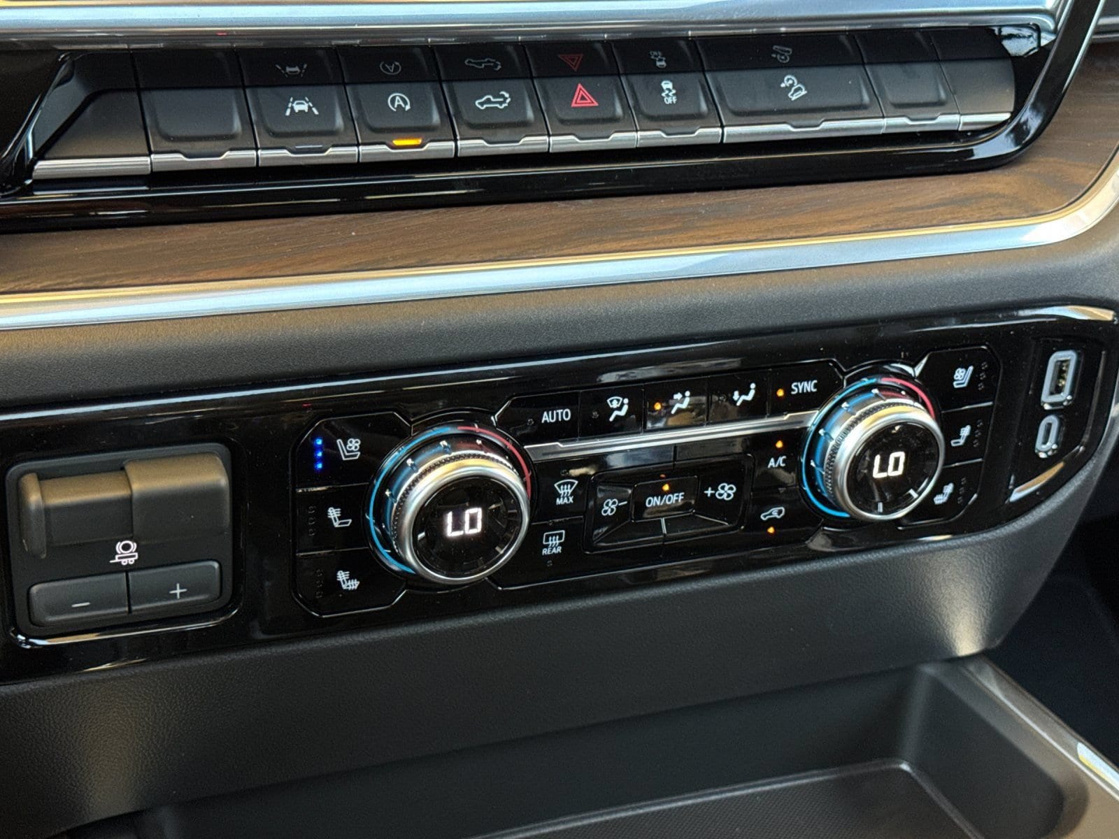 2026 GMC Sierra 1500 SLT - Photo 18