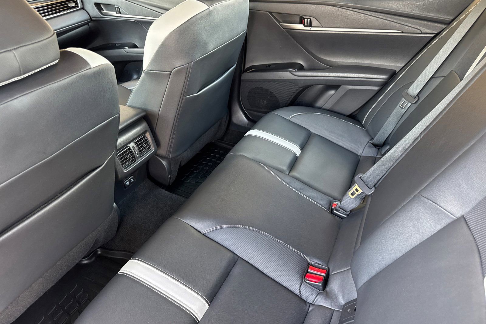 2026 Toyota Camry SE - Photo 13