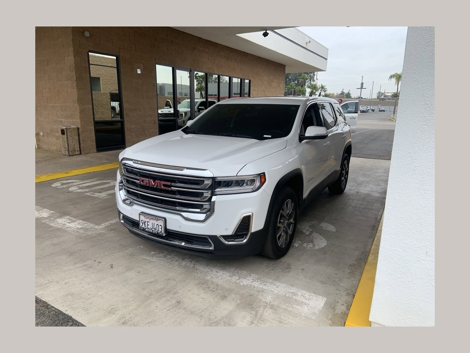 2023 GMC Acadia SLE's photo