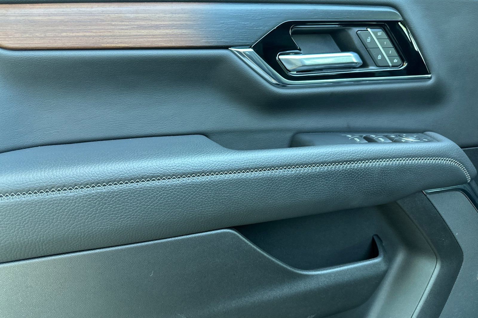 2025 GMC Yukon Denali - Photo 11