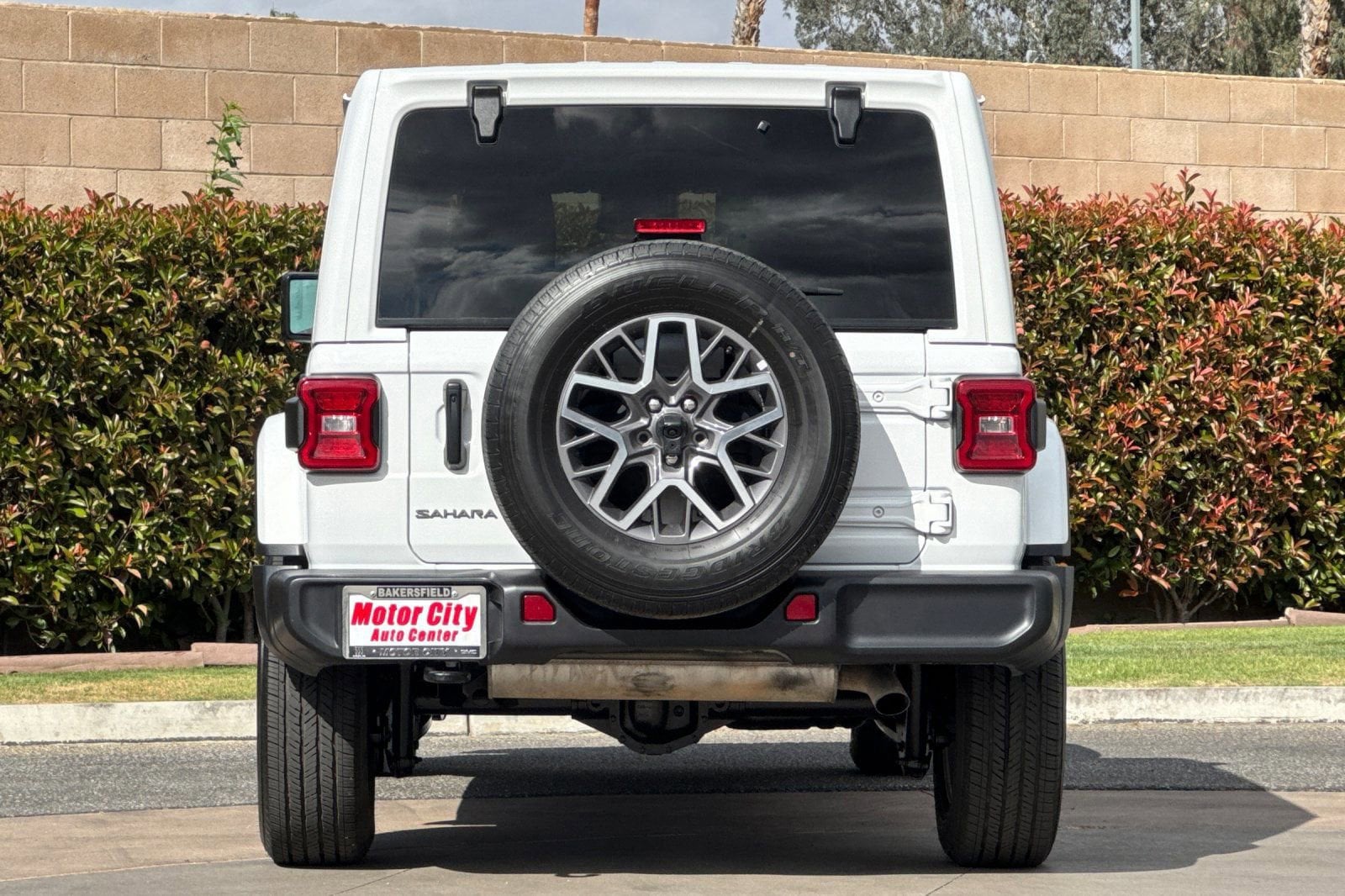 2025 Jeep Wrangler Sahara photo 4