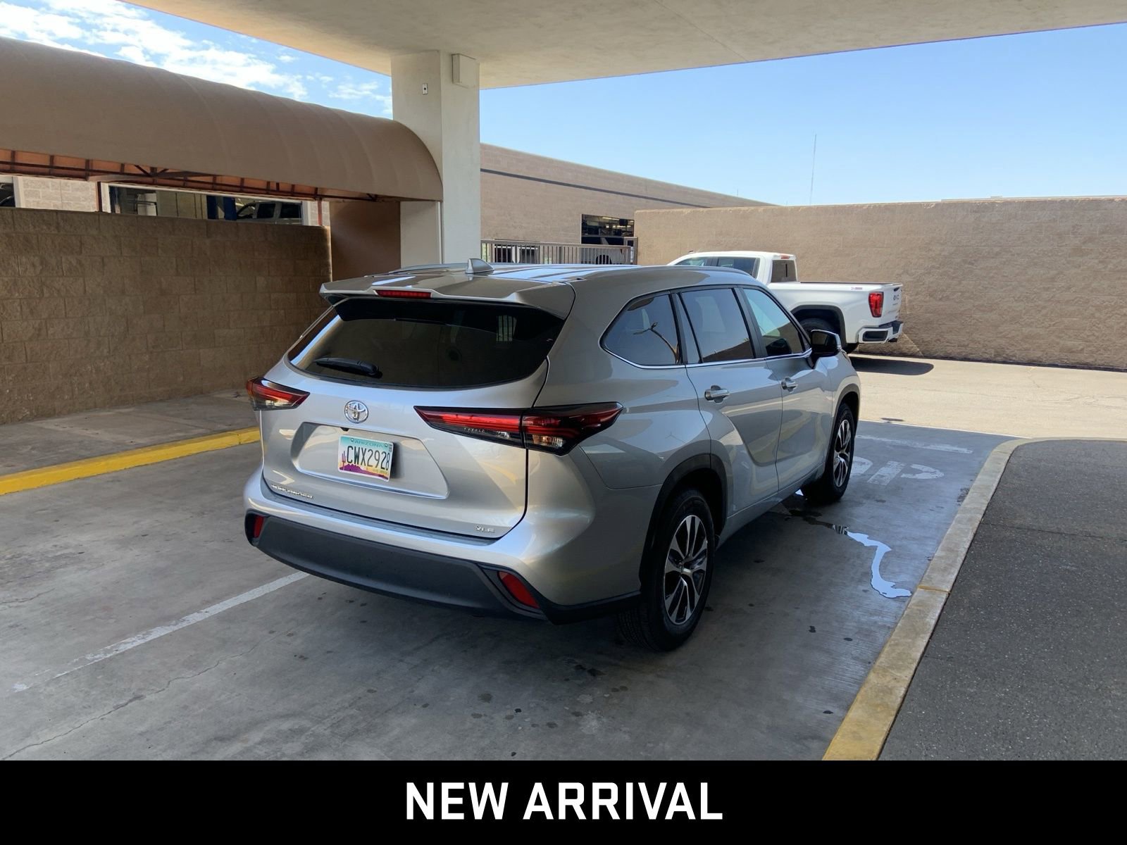 2024 Toyota Highlander LE photo 2