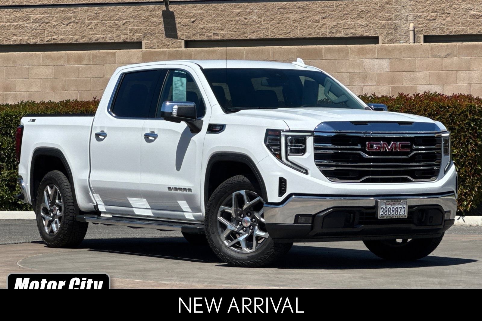 2024 GMC Sierra 1500 SLT photo 1