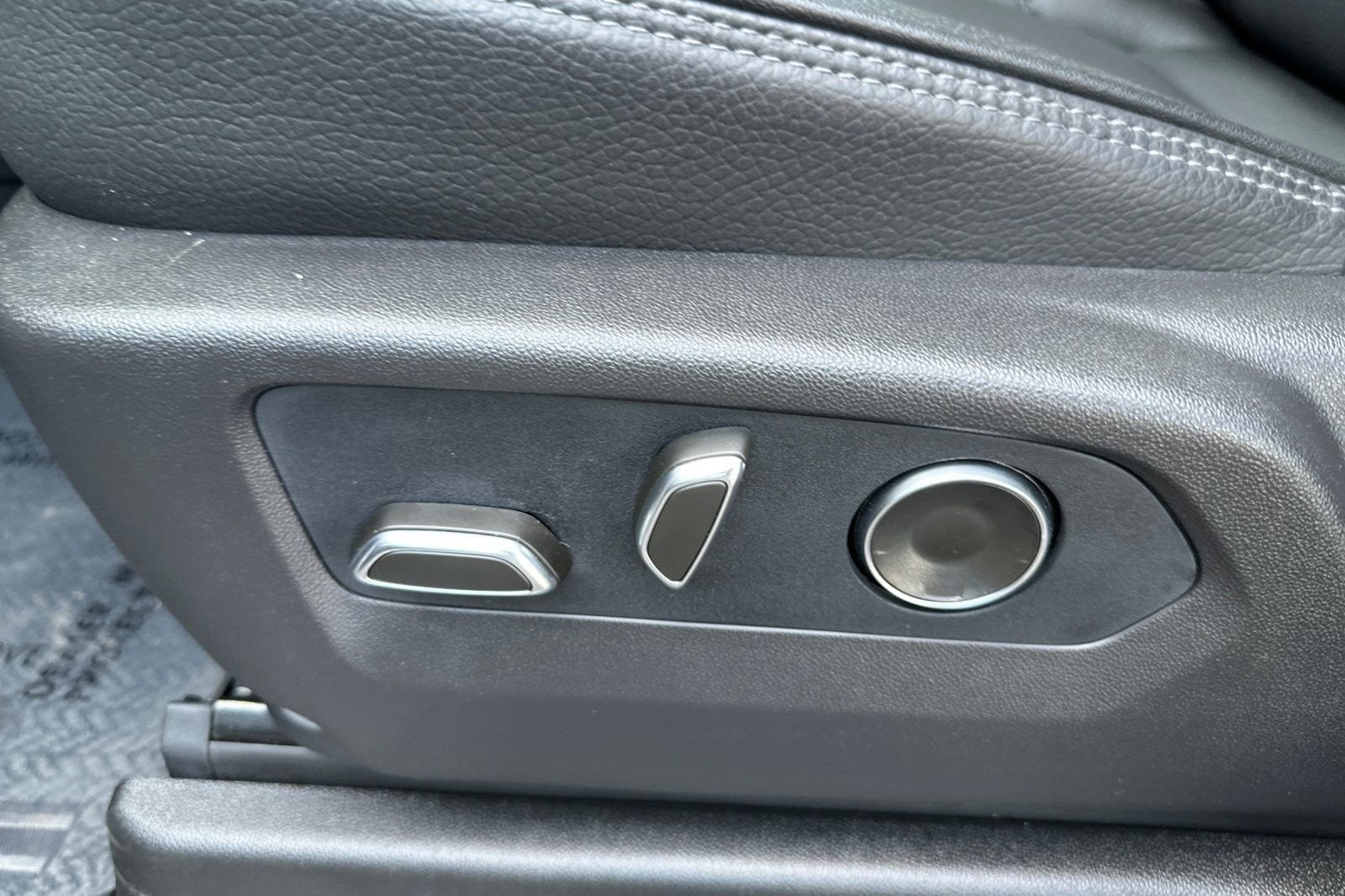 2026 GMC Yukon Denali - Photo 12