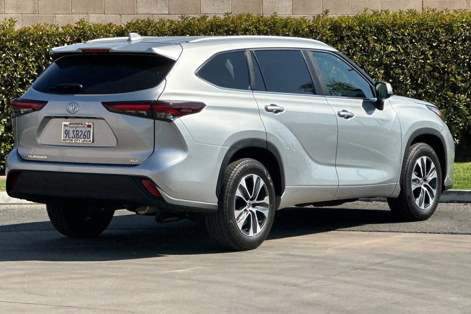 2024 Toyota Highlander LE photo 2