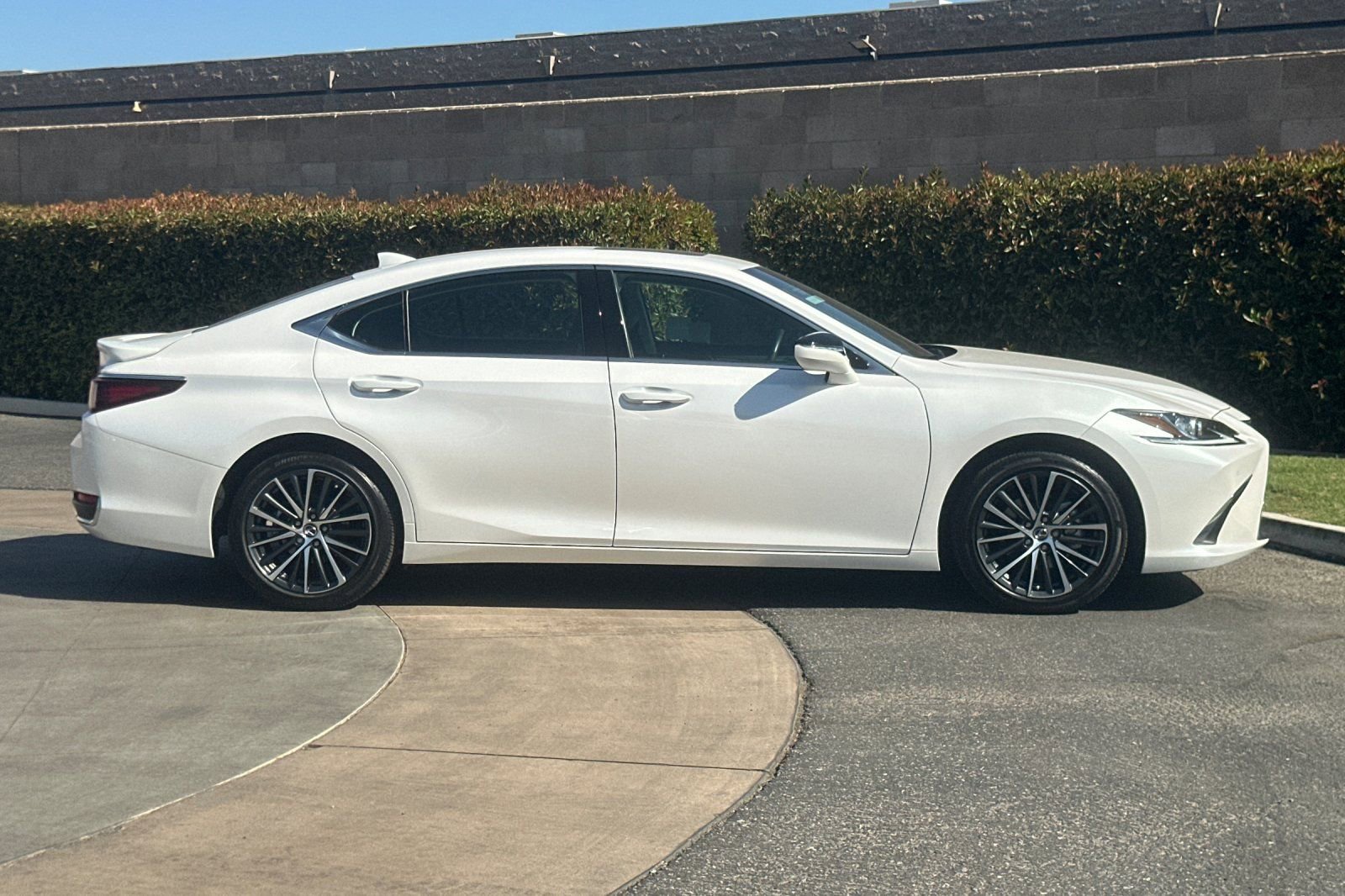 2024 Lexus ES 300h Premium photo 3