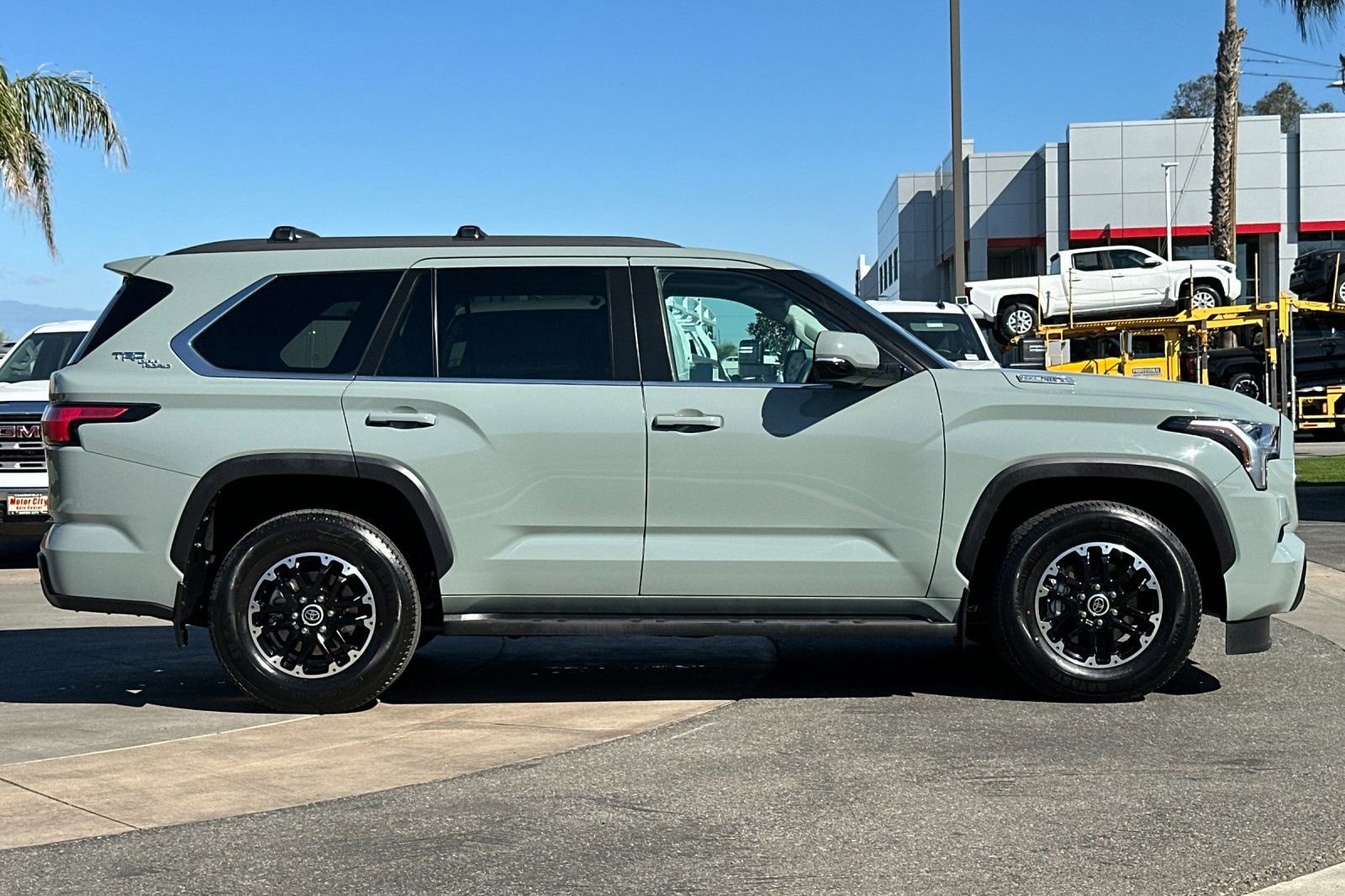 2024 Toyota Sequoia SR5 photo 2