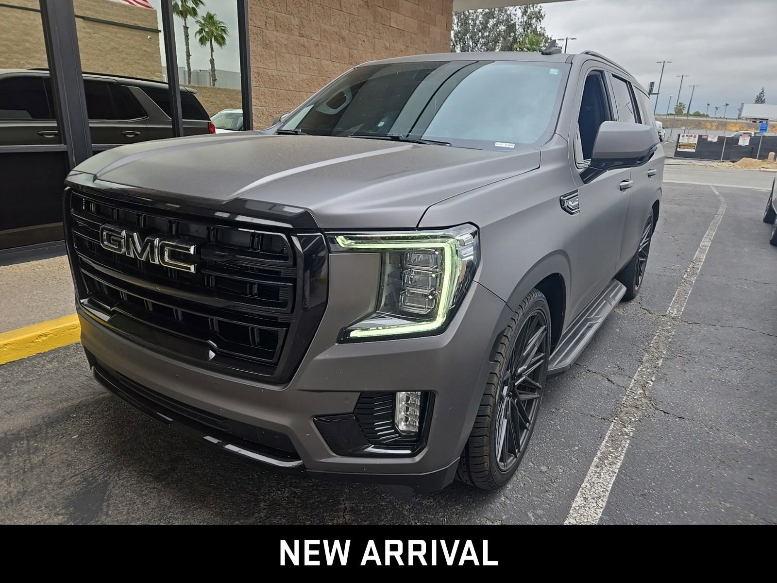2022 GMC Yukon SLE photo 2
