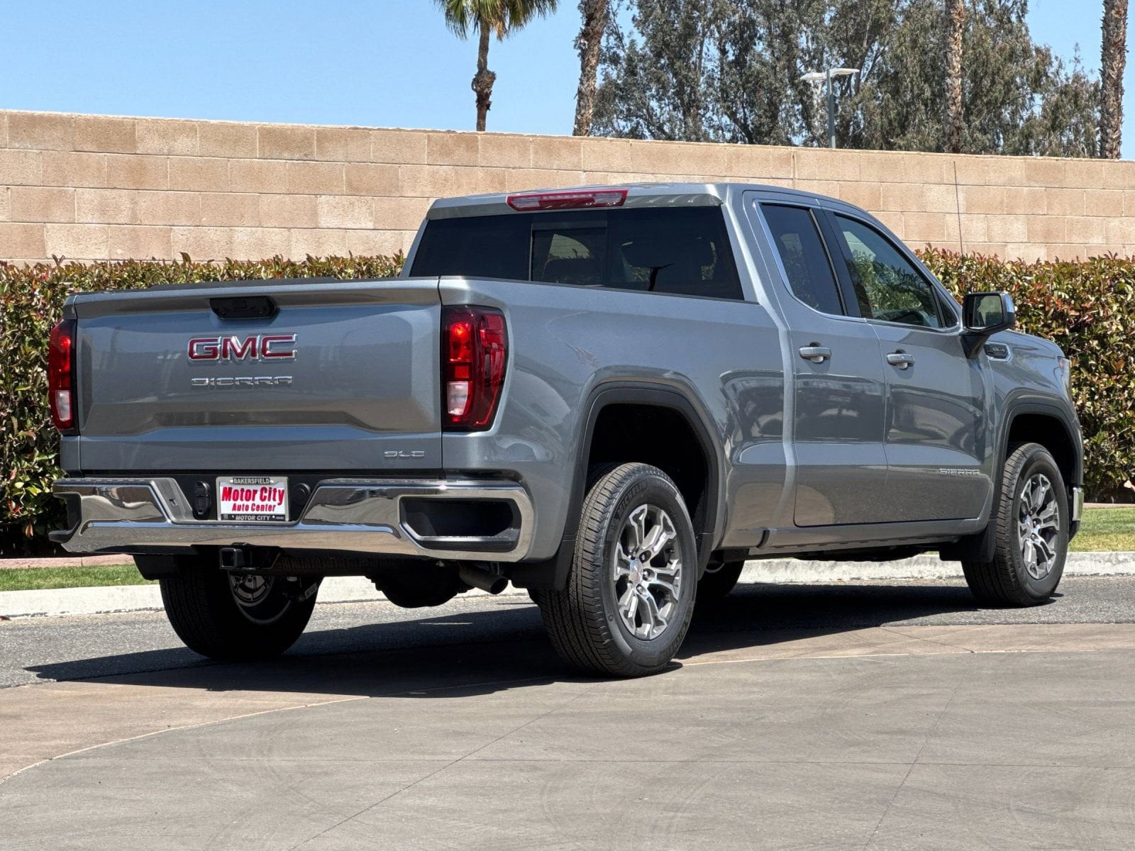 2026 GMC Sierra 1500 SLE photo 2