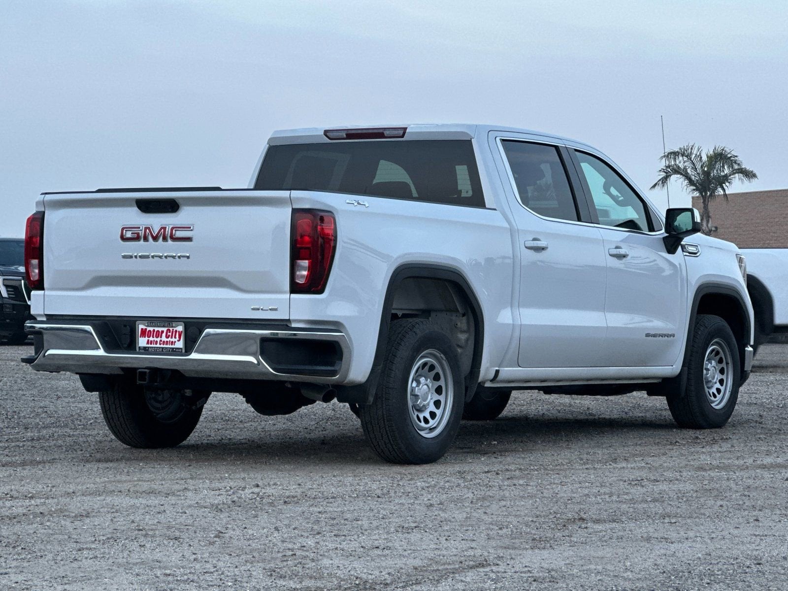 2026 GMC Sierra 1500 SLE photo 2