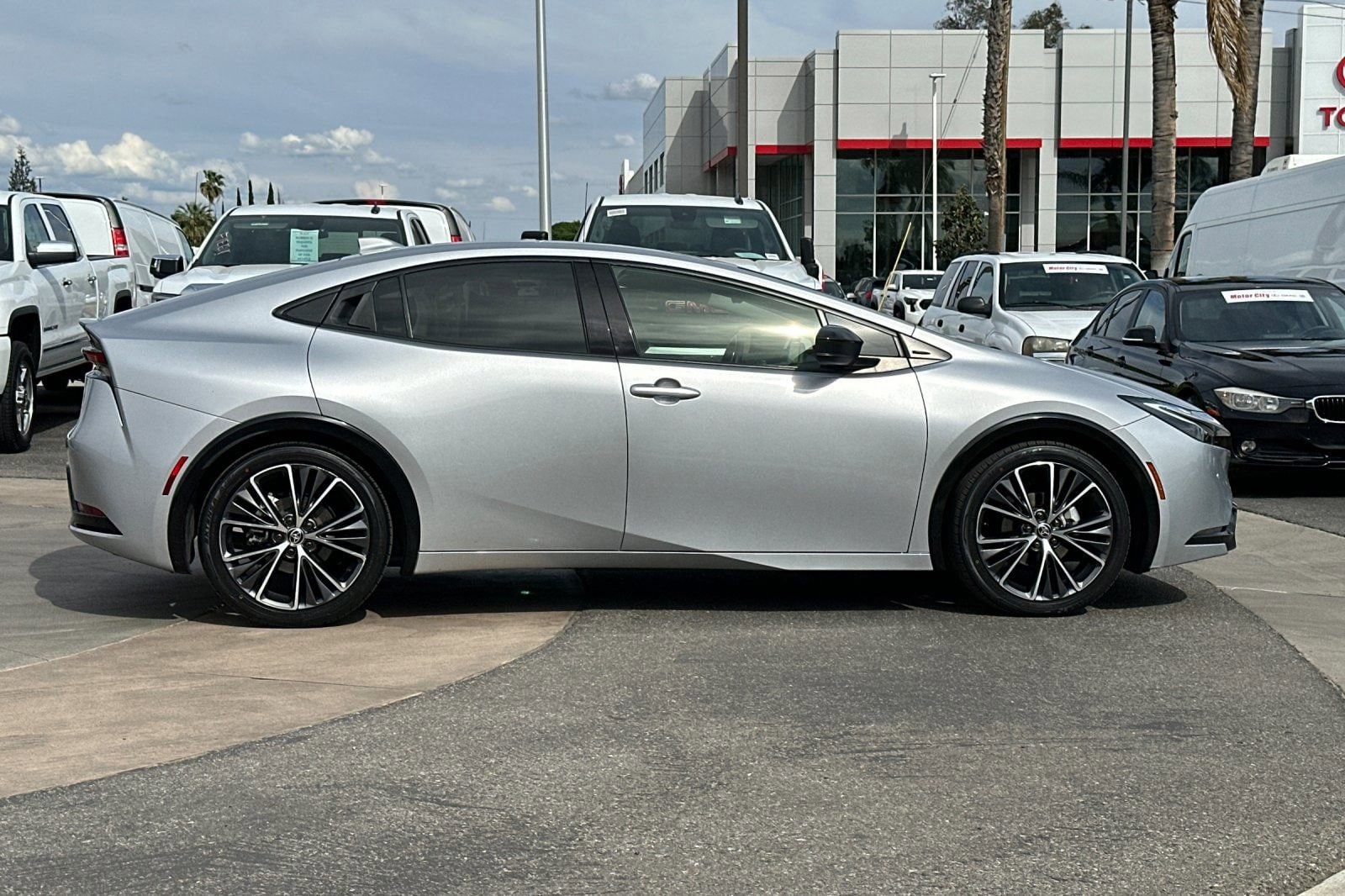 2023 Toyota Prius LE photo 2