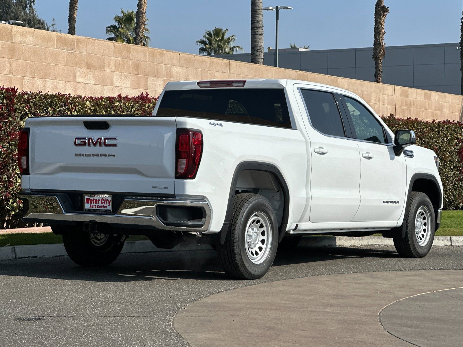 2026 GMC Sierra 1500 SLE photo 2